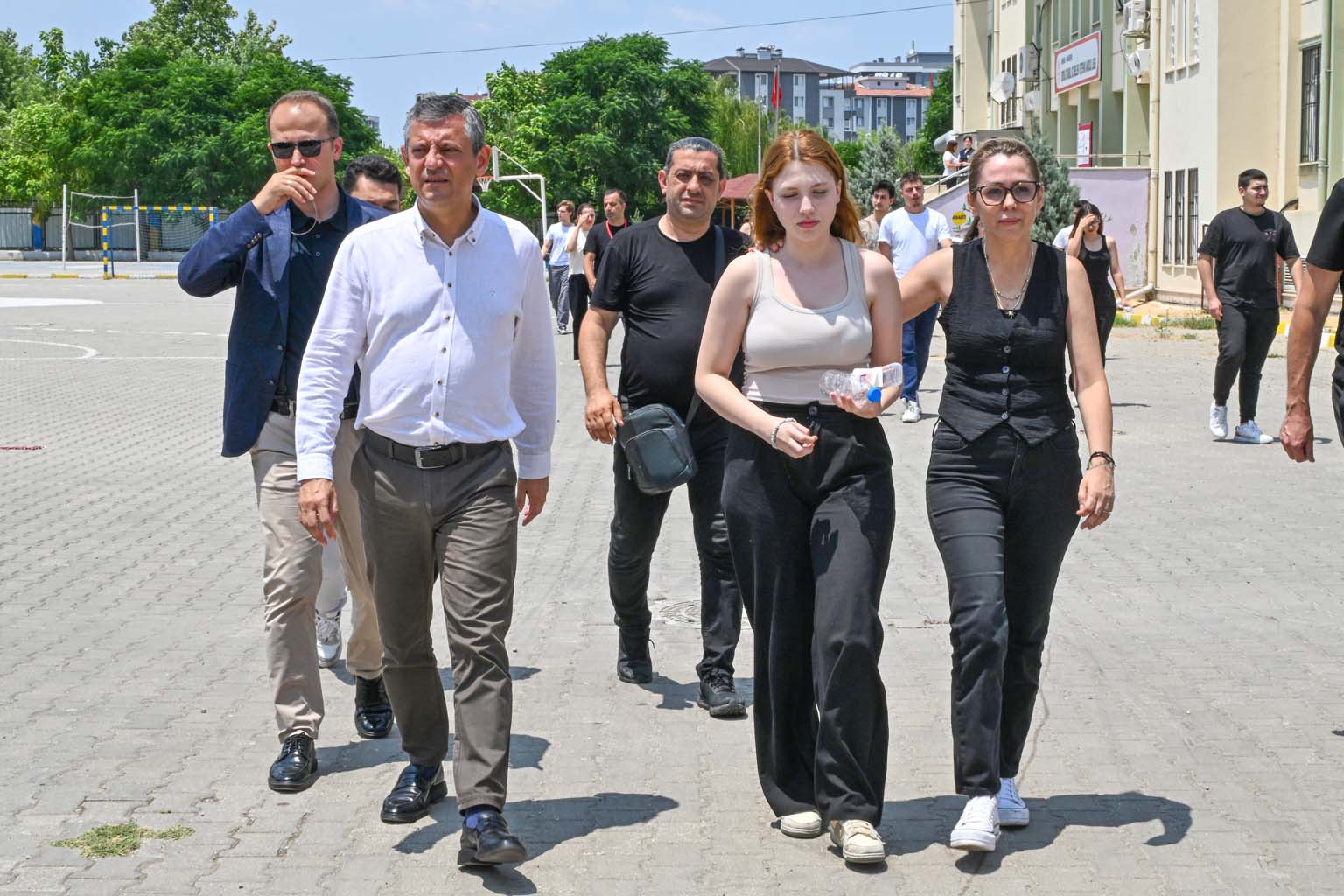 Chp Lideri Özgül Özel, Merhum Ferdi Zeyrek’in Kızını Üniversite Sınavında Yalnız Bırakmadı (4)