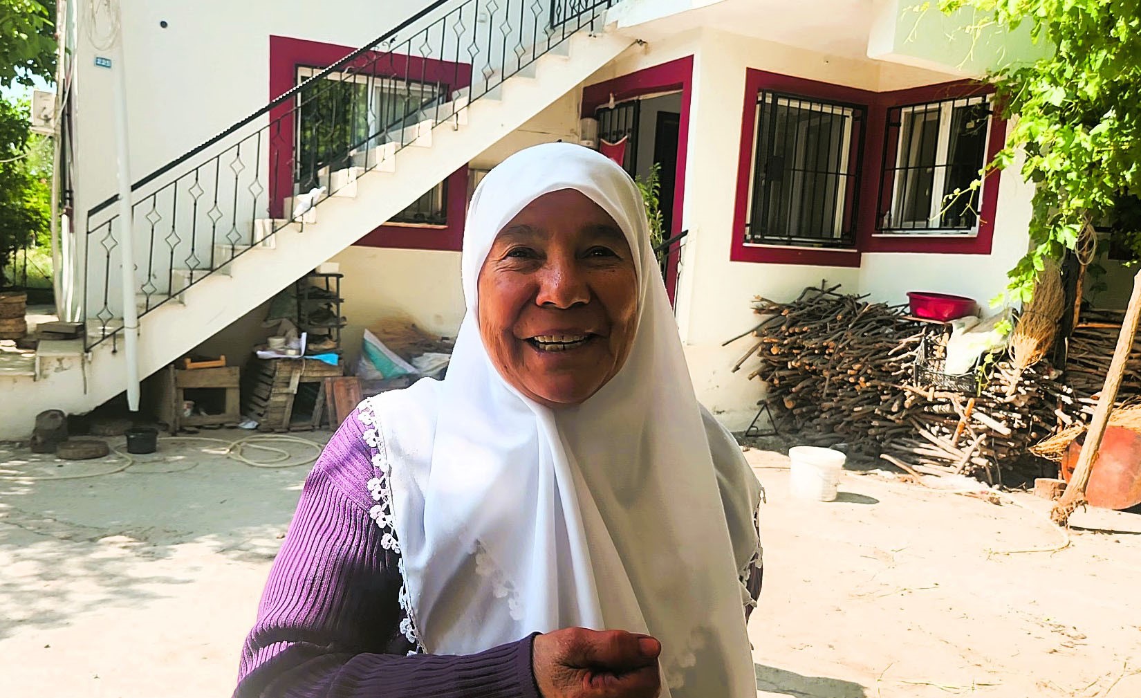 Çinli Turistler, Kendilerini Misafir Eden Yaşlı Kadına Ana, Seni Çok Seviyoruz Diye Veda Etti (2)