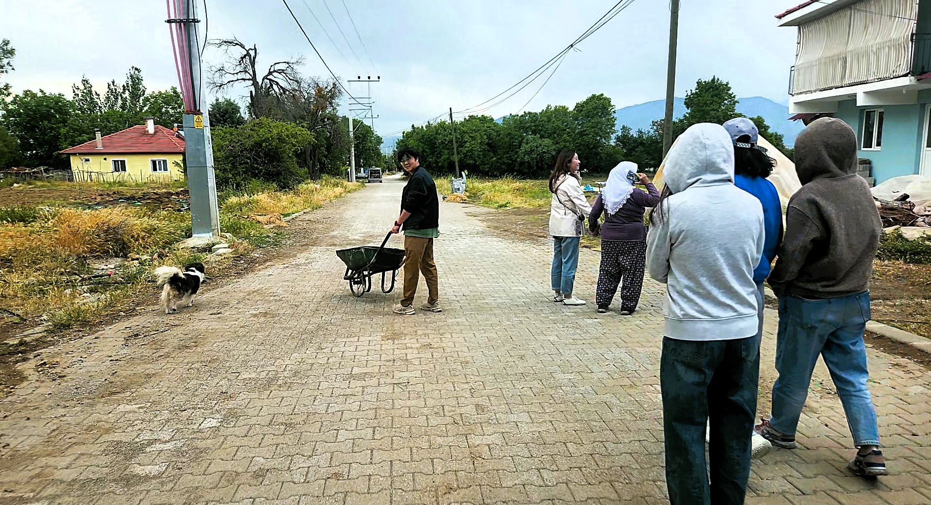 Çinli Turistler, Kendilerini Misafir Eden Yaşlı Kadına Ana, Seni Çok Seviyoruz Diye Veda Etti (3)
