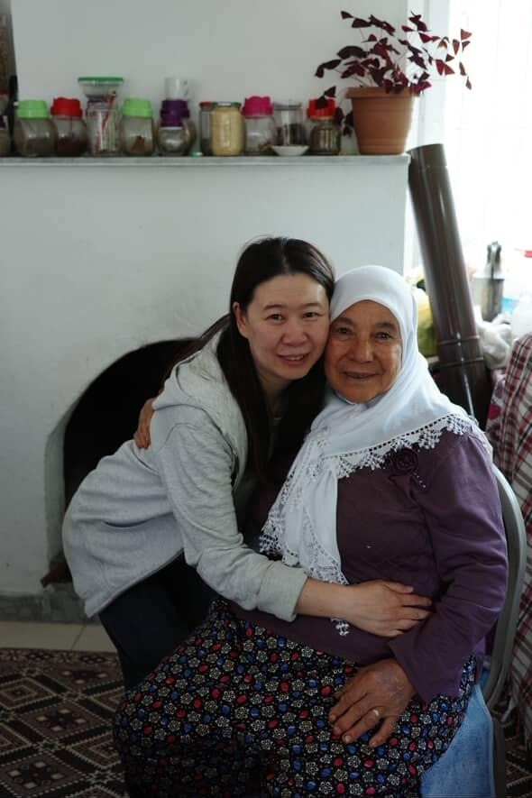 Çinli Turistler, Kendilerini Misafir Eden Yaşlı Kadına Ana, Seni Çok Seviyoruz Diye Veda Etti (6)