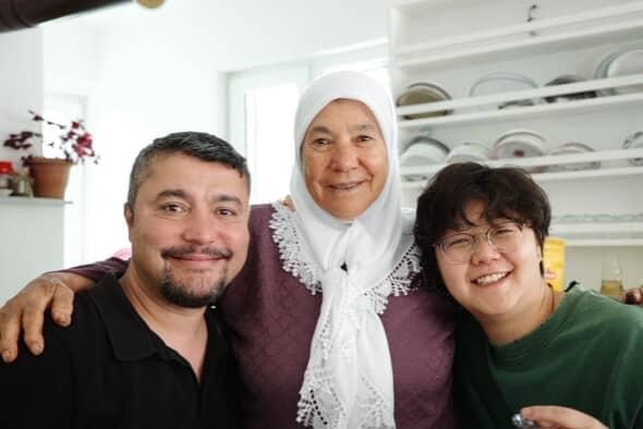 Çinli Turistler, Kendilerini Misafir Eden Yaşlı Kadına Ana, Seni Çok Seviyoruz Diye Veda Etti (8)