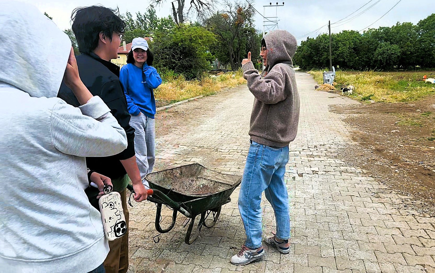 Çinli Turistler, Kendilerini Misafir Eden Yaşlı Kadına Ana, Seni Çok Seviyoruz Diye Veda Etti