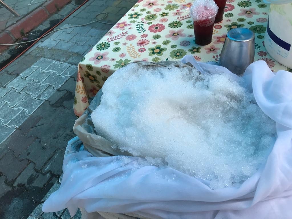 Dağların Zirvesinde Depolanıyor, Sıcaklarda Lezzete Dönüşüyor (2)