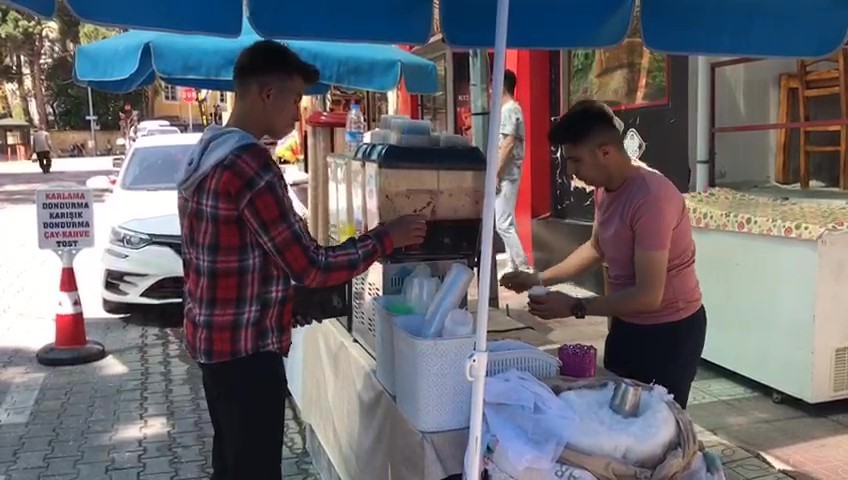 Dağların Zirvesinde Depolanıyor, Sıcaklarda Lezzete Dönüşüyor (3)