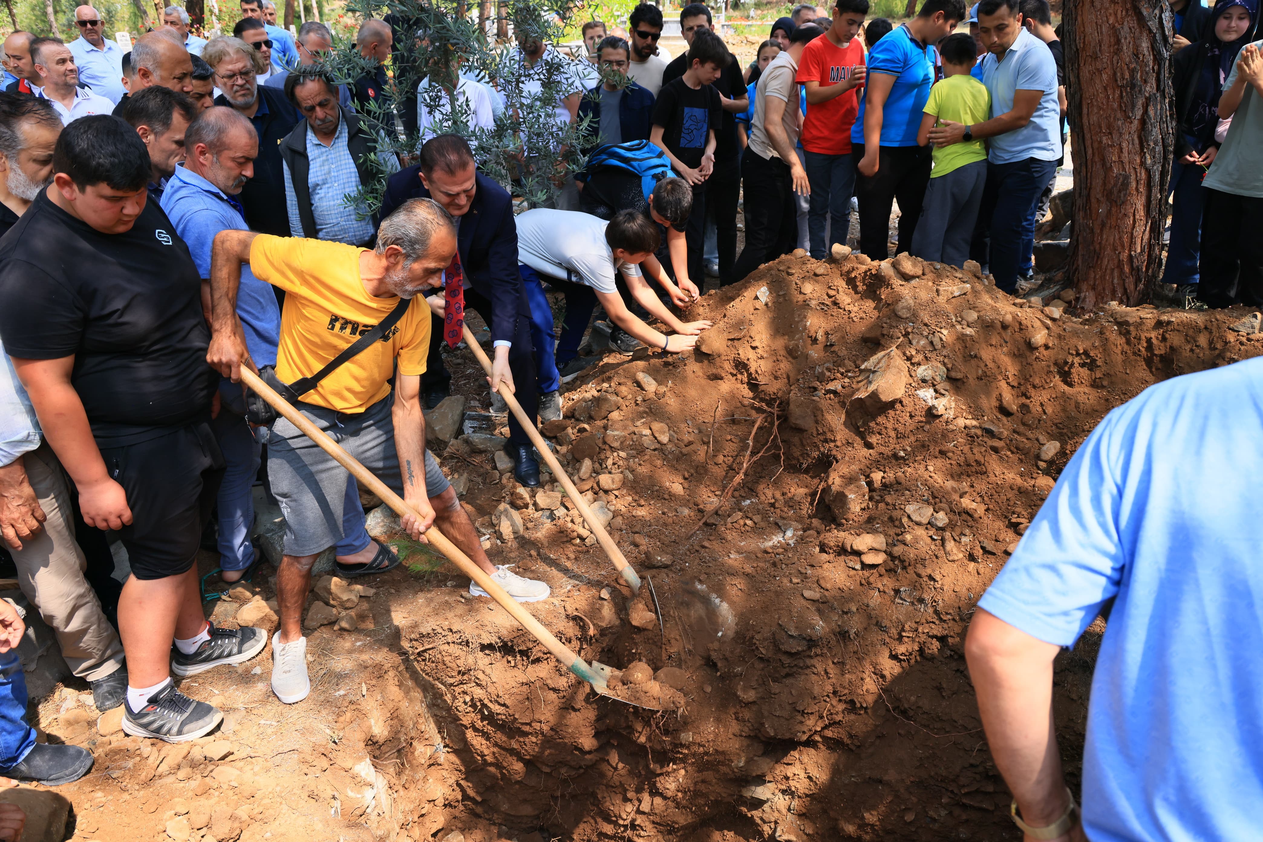 Depremde Hayatını Kaybeden 14 Yaşındaki Afranur Son Yolculuğuna Uğurlandı (4)