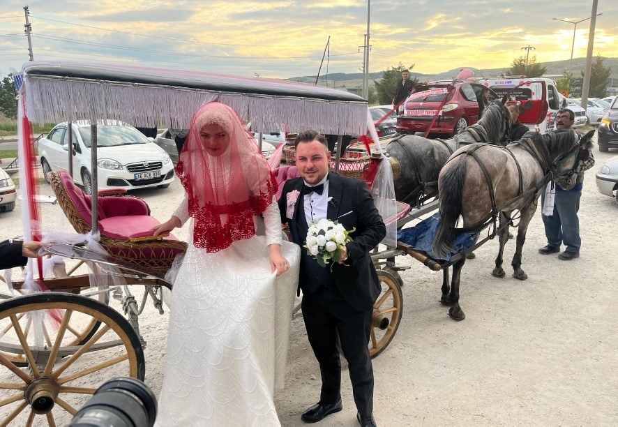 Düğünlerde Tuhaflıklar Sürüyor.. Pastayı Motorlu Testere Ile Kestiler