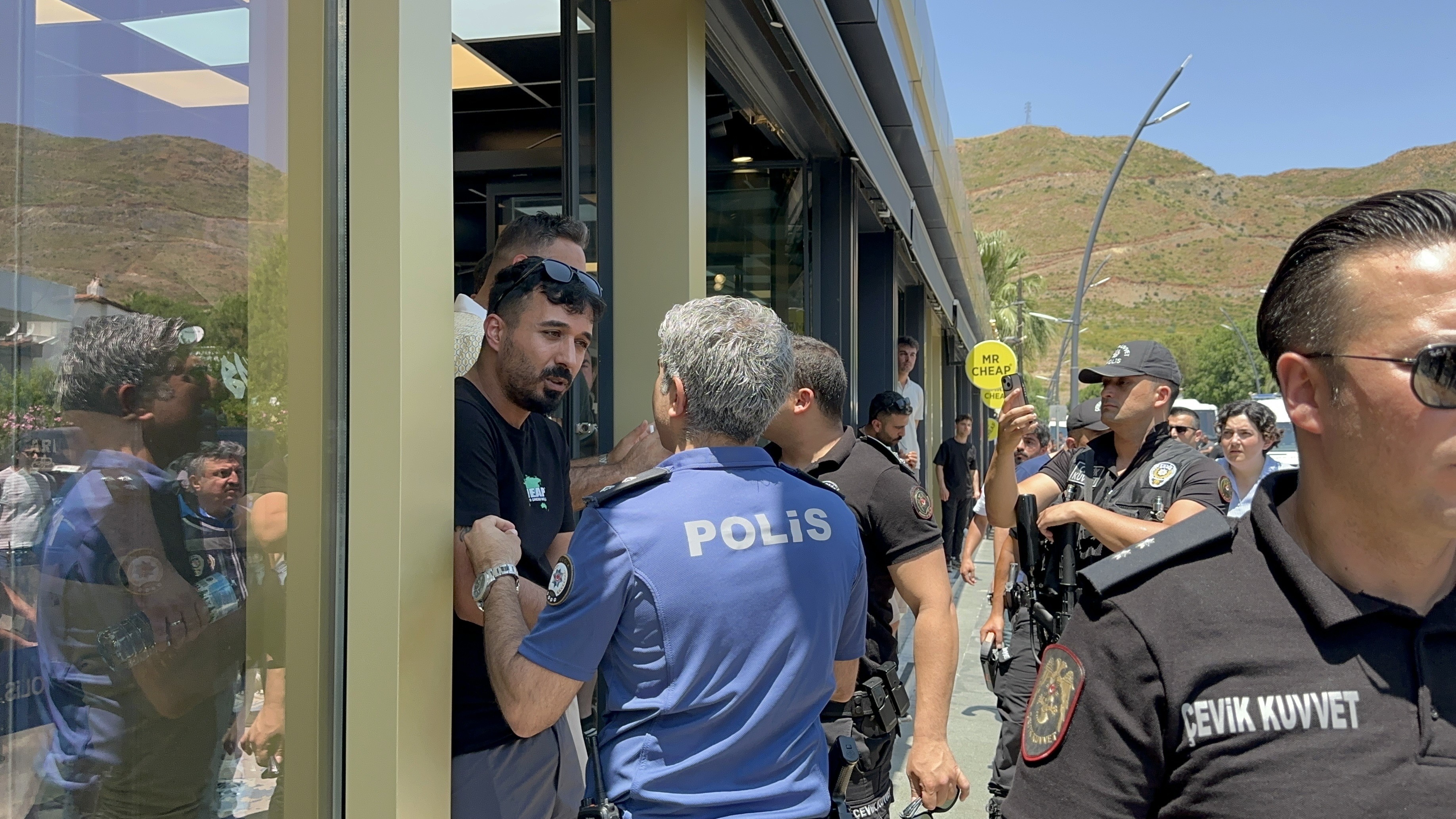 Esnaf Ile Ekiplerin Arasındaki Gerilim Sürüyor (6)