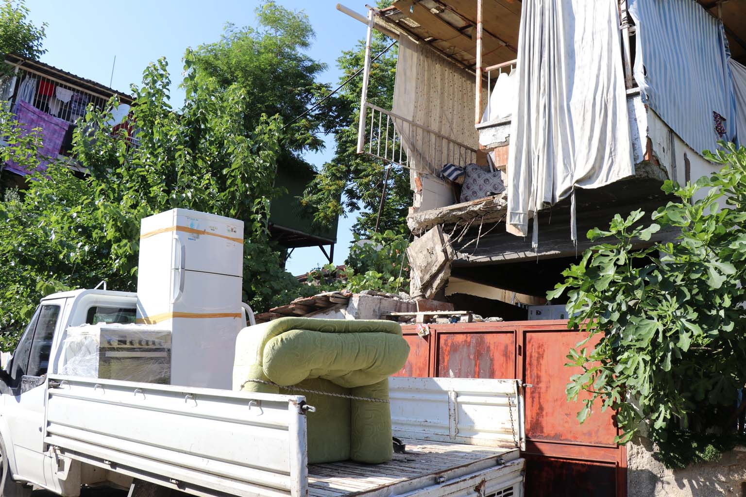 Ev Taşıyorlardı, Balkon Çöktü (2)