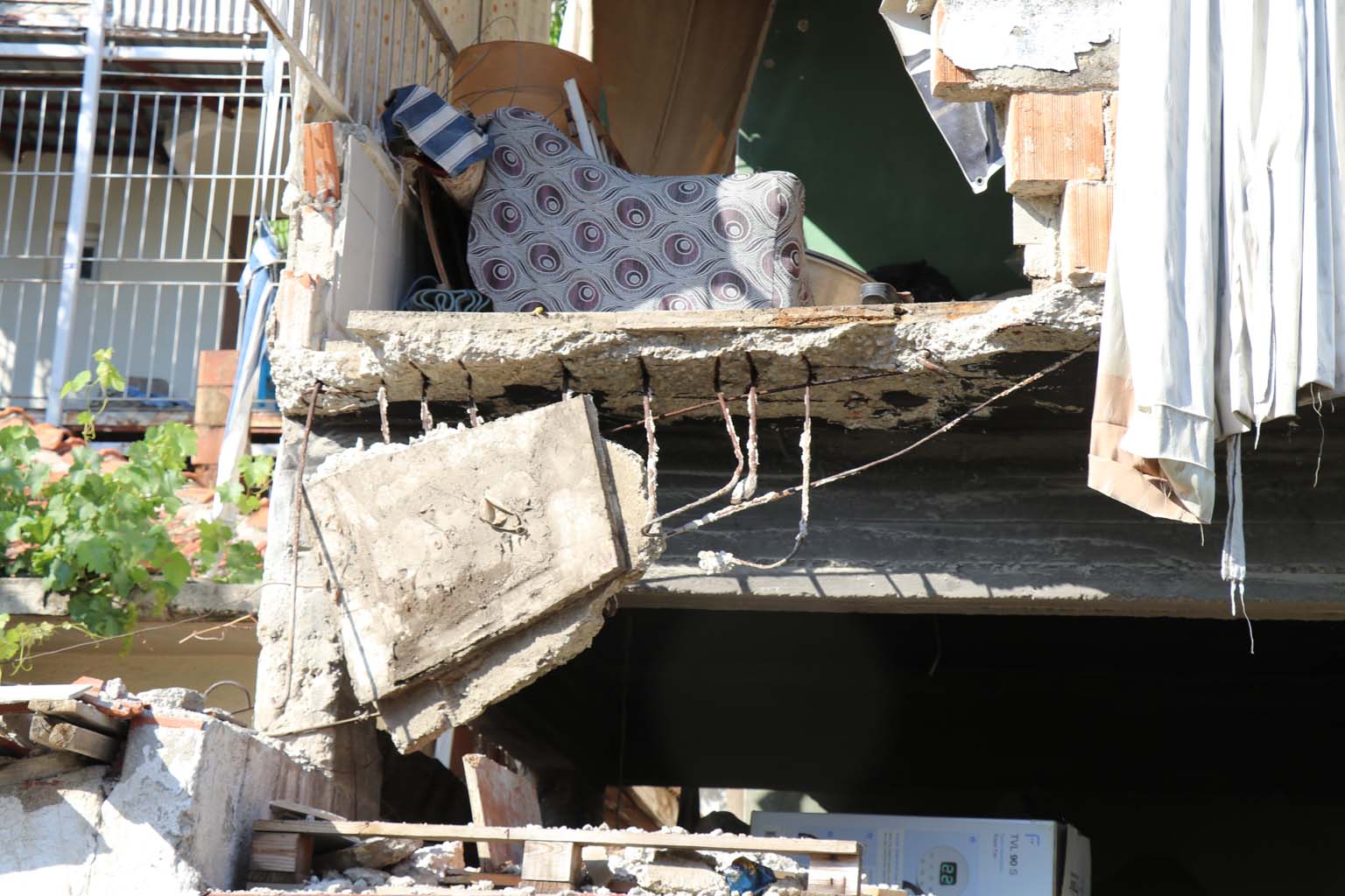 Ev Taşıyorlardı, Balkon Çöktü (3)
