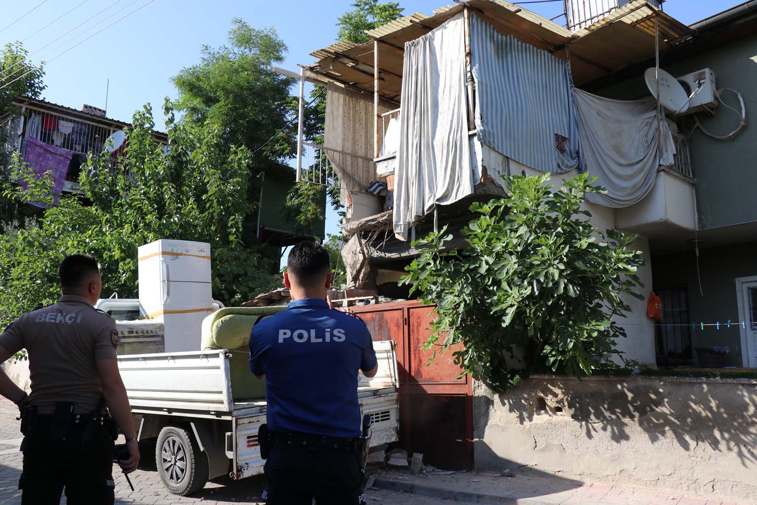 Ev Taşıyorlardı, Balkon Çöktü (4)