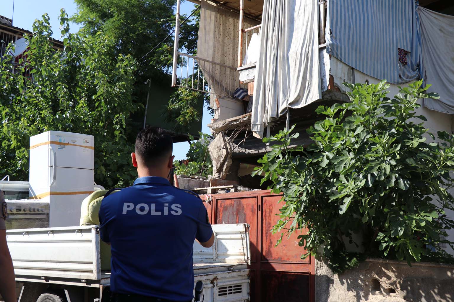 Ev Taşıyorlardı, Balkon Çöktü (5)