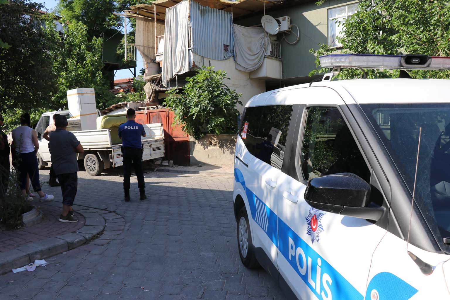 Ev Taşıyorlardı, Balkon Çöktü (6)