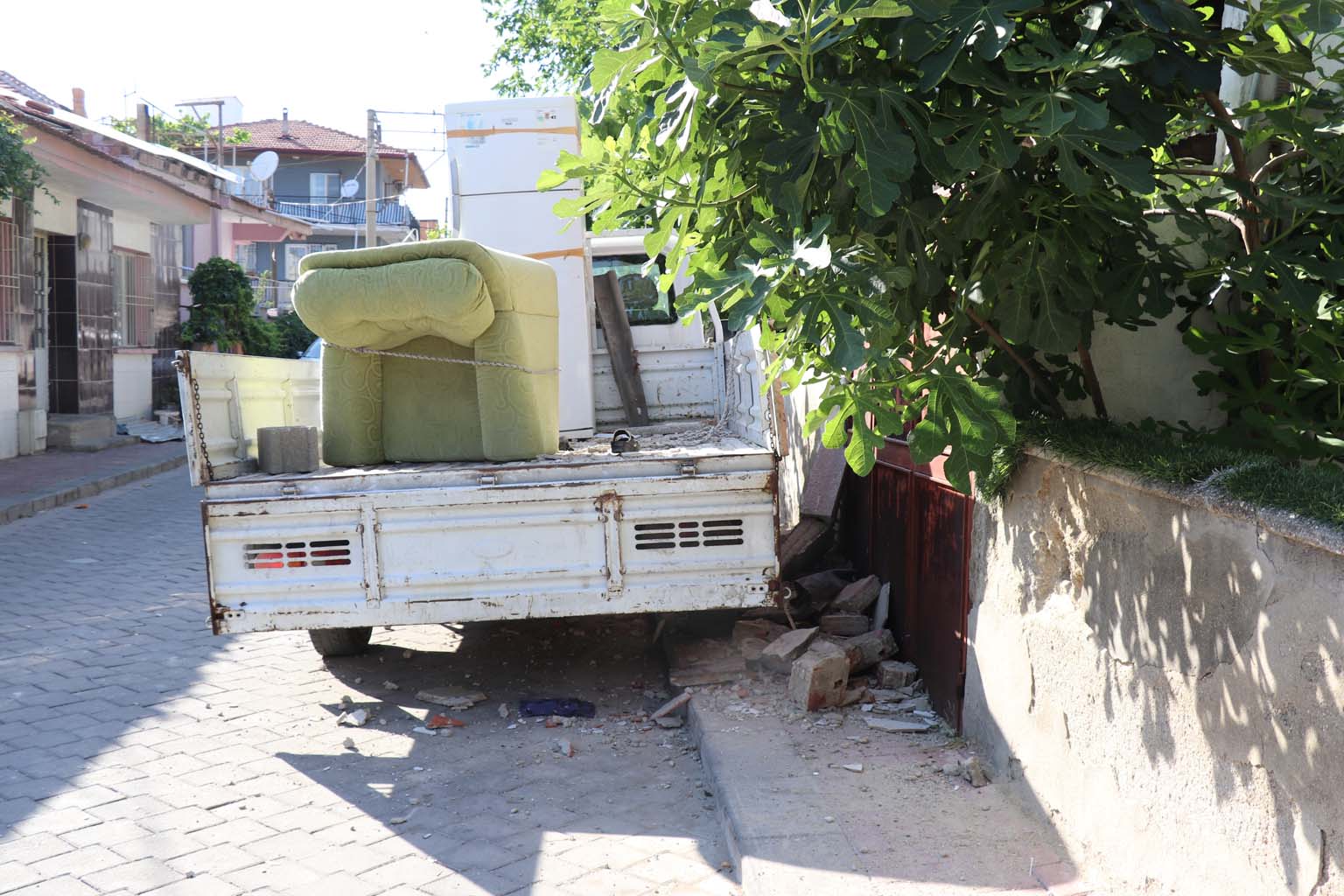 Ev Taşıyorlardı, Balkon Çöktü (7)
