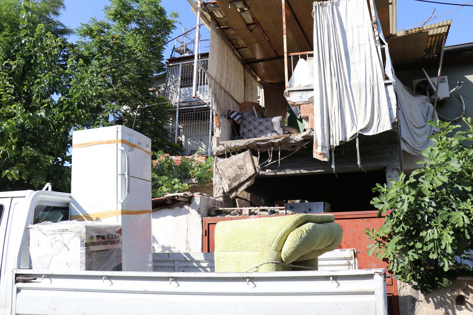 Ev Taşıyorlardı, Balkon Çöktü