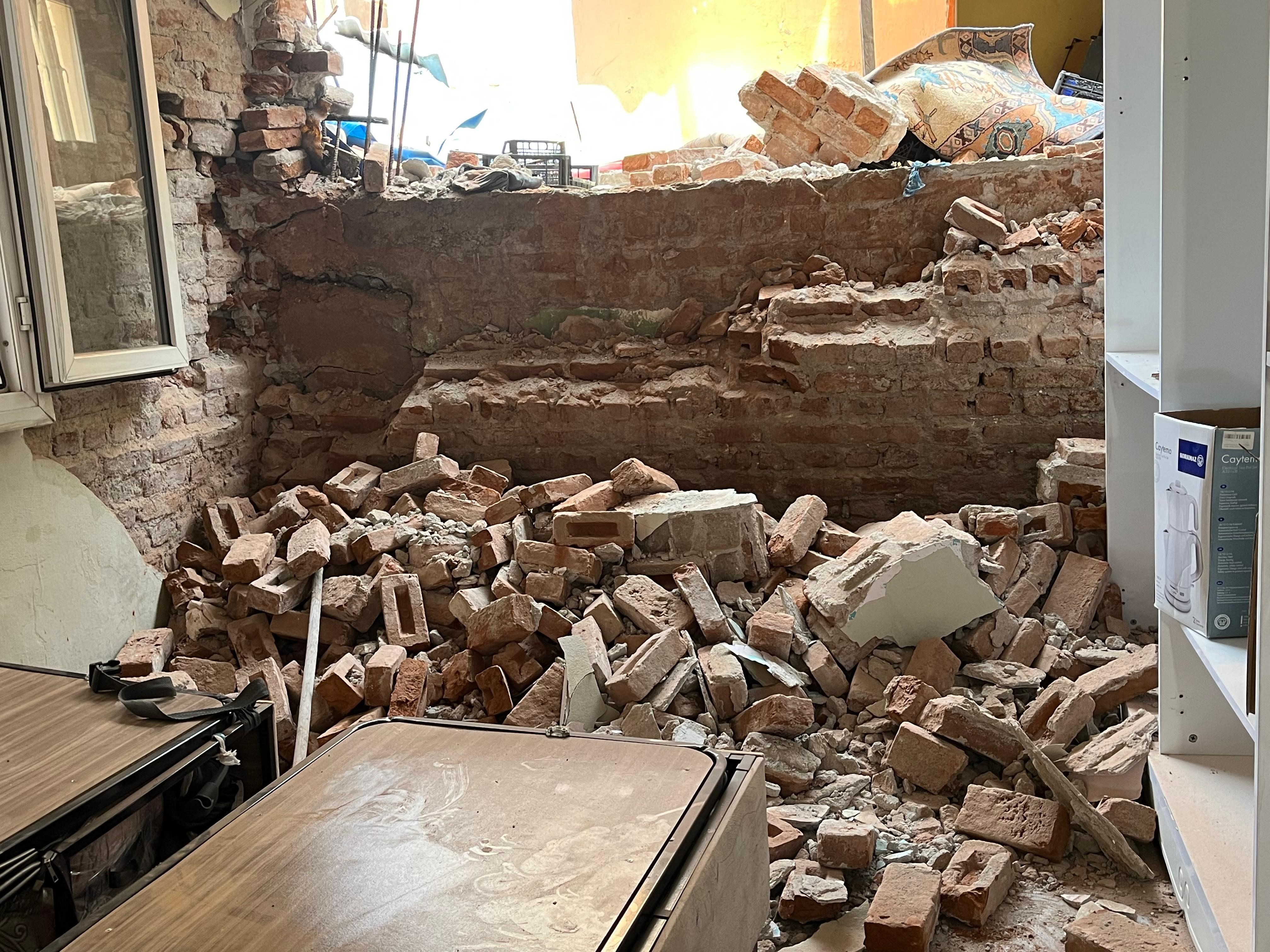 Evleri Başlarına Yıkıldı (2)