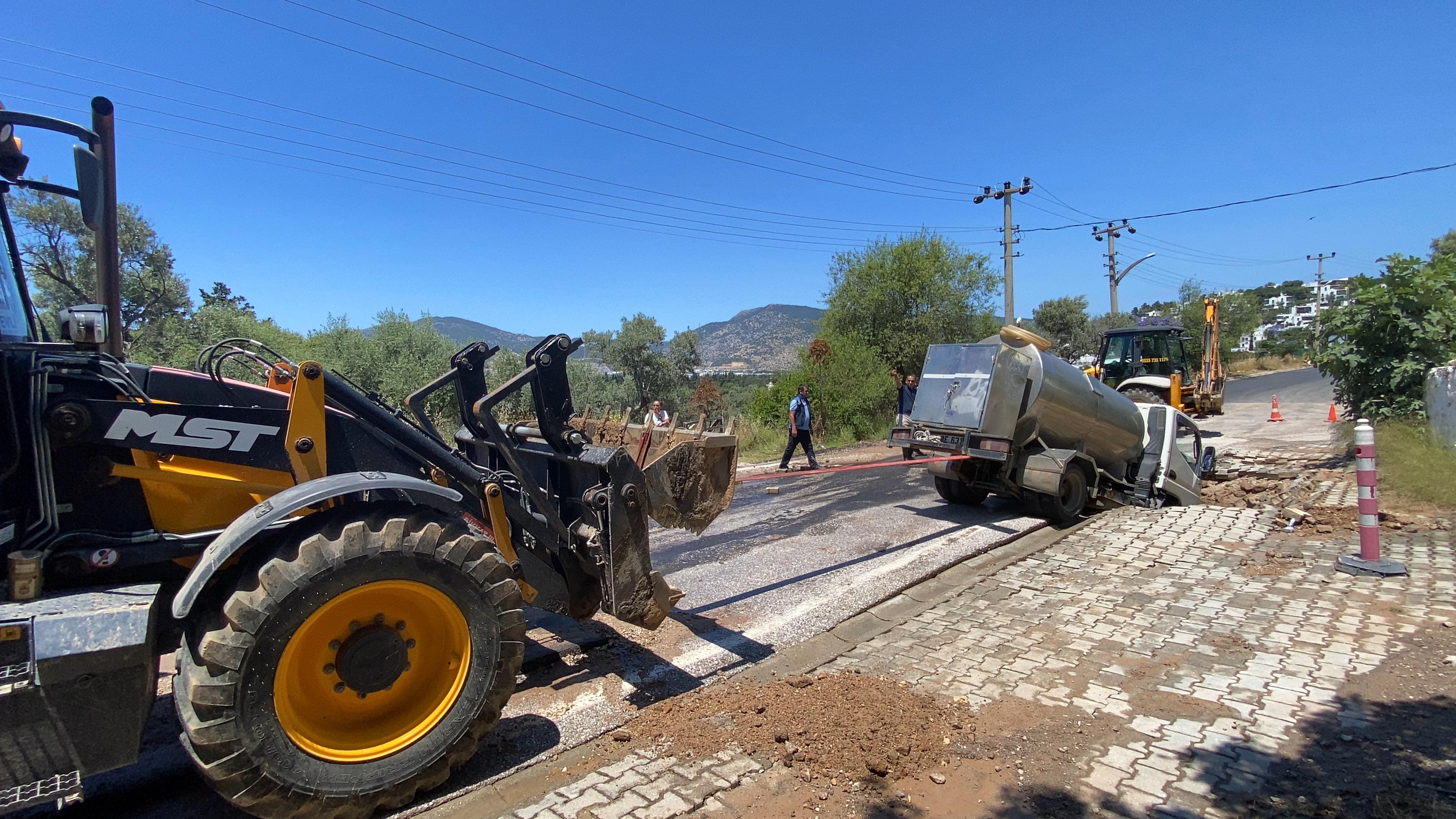 İsale Hattı Patladı, Tanker Çukura Düştü (6)