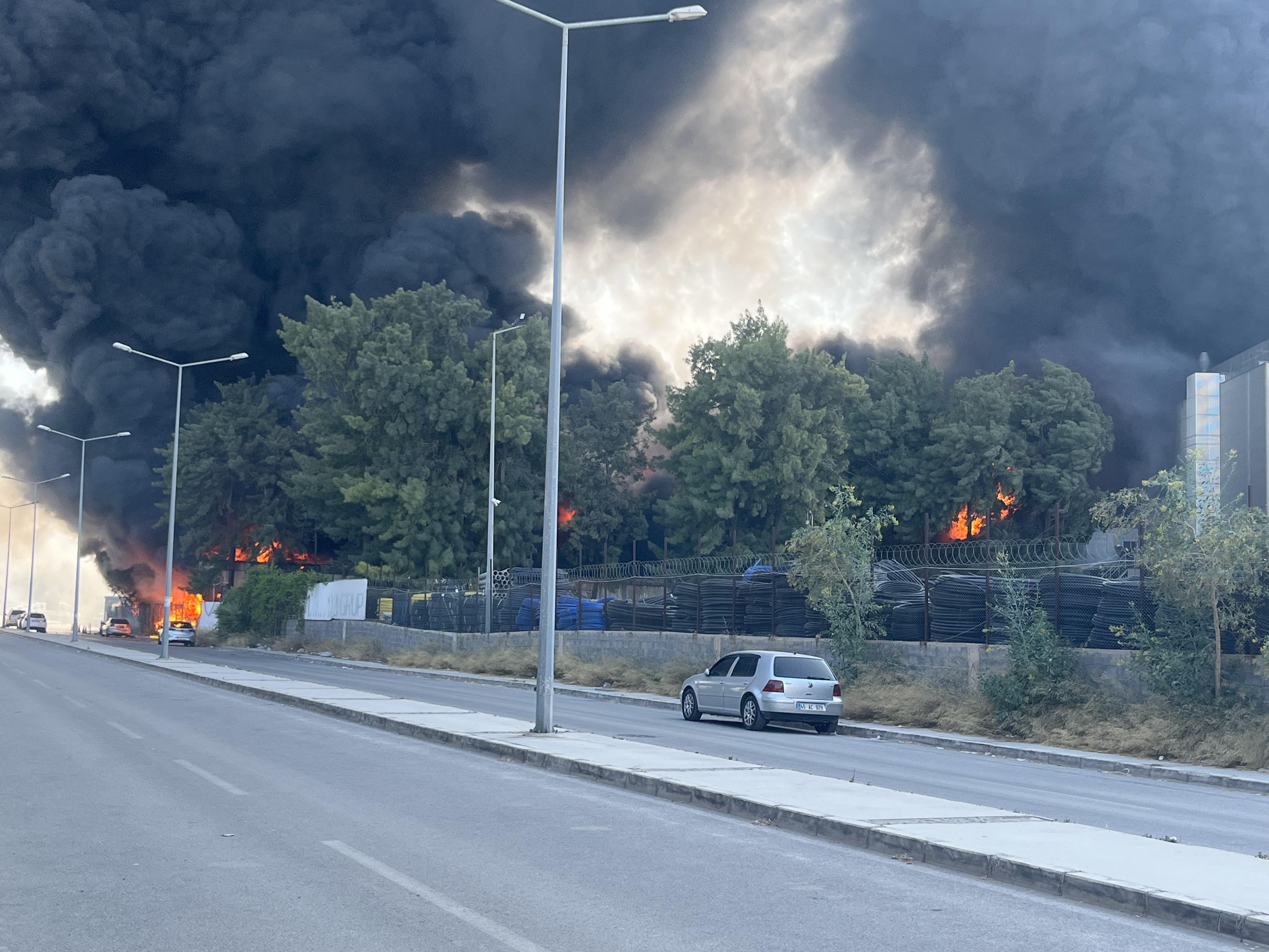 İzmir’de Büyük Yangın.. Patlamalar Yaşanıyor (2)