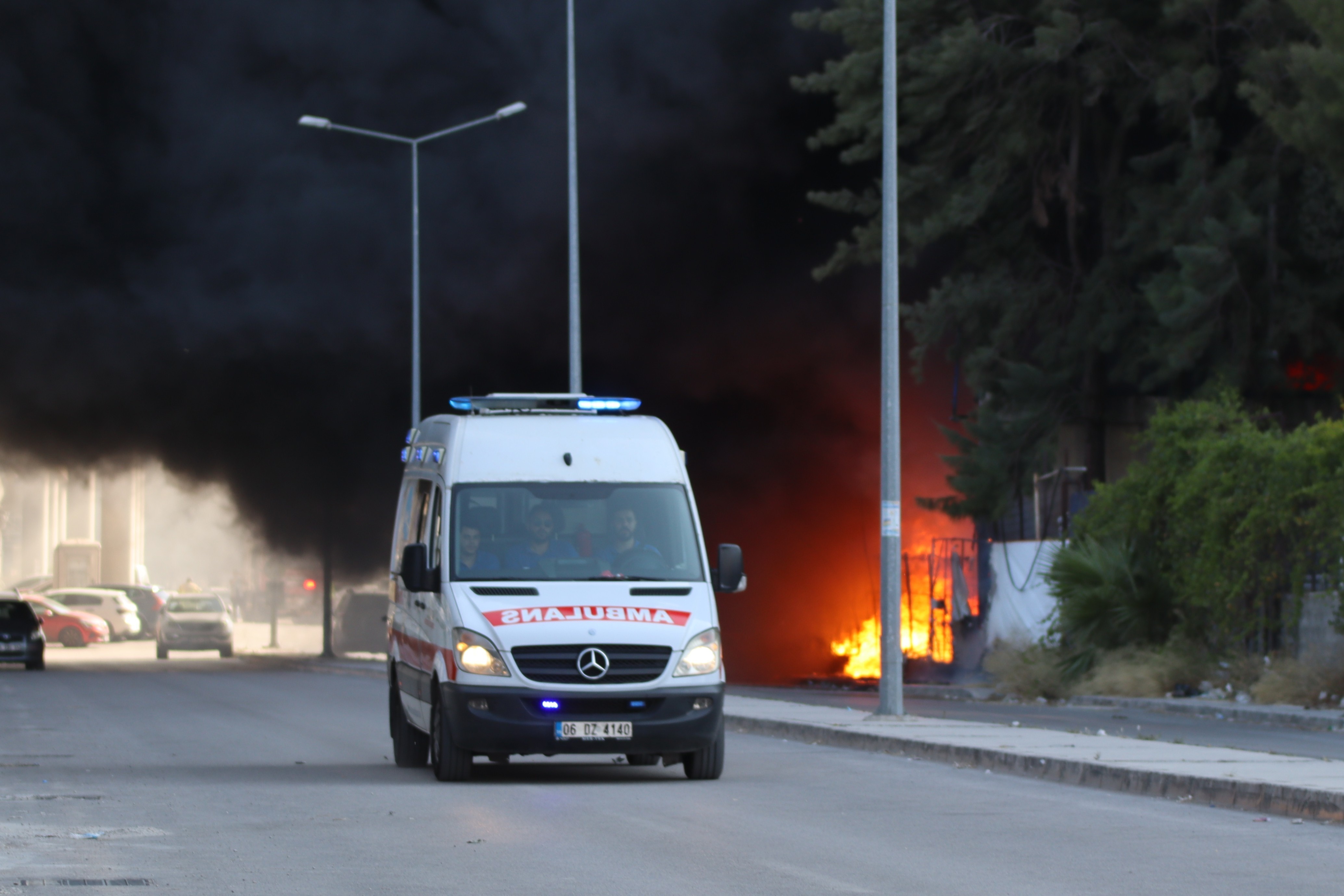 İzmir’de Büyük Yangın.. Patlamalar Yaşanıyor (4)