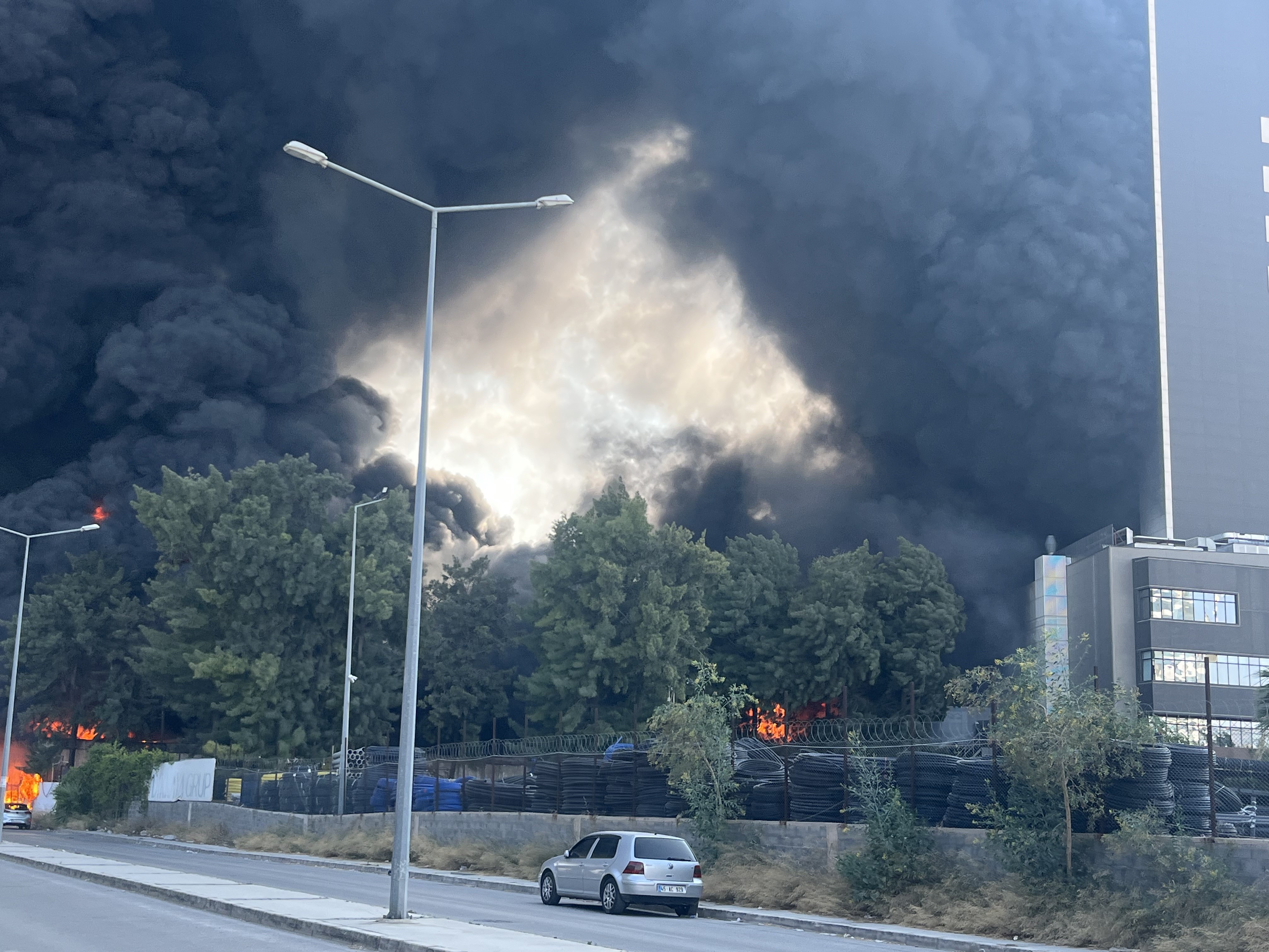İzmir’de Büyük Yangın.. Patlamalar Yaşanıyor