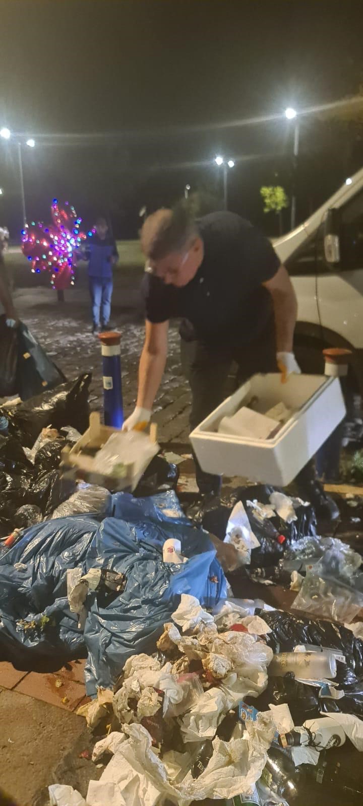 İzmir’de Çöpleri Belediye Başkanı Topladı (2)