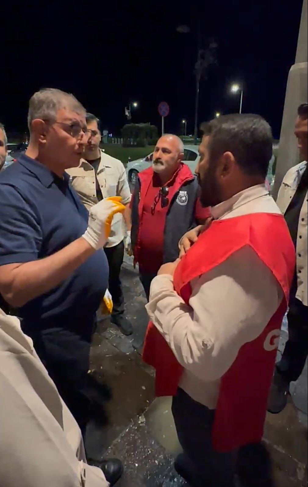 İzmir’de Çöpleri Belediye Başkanı Topladı (3)