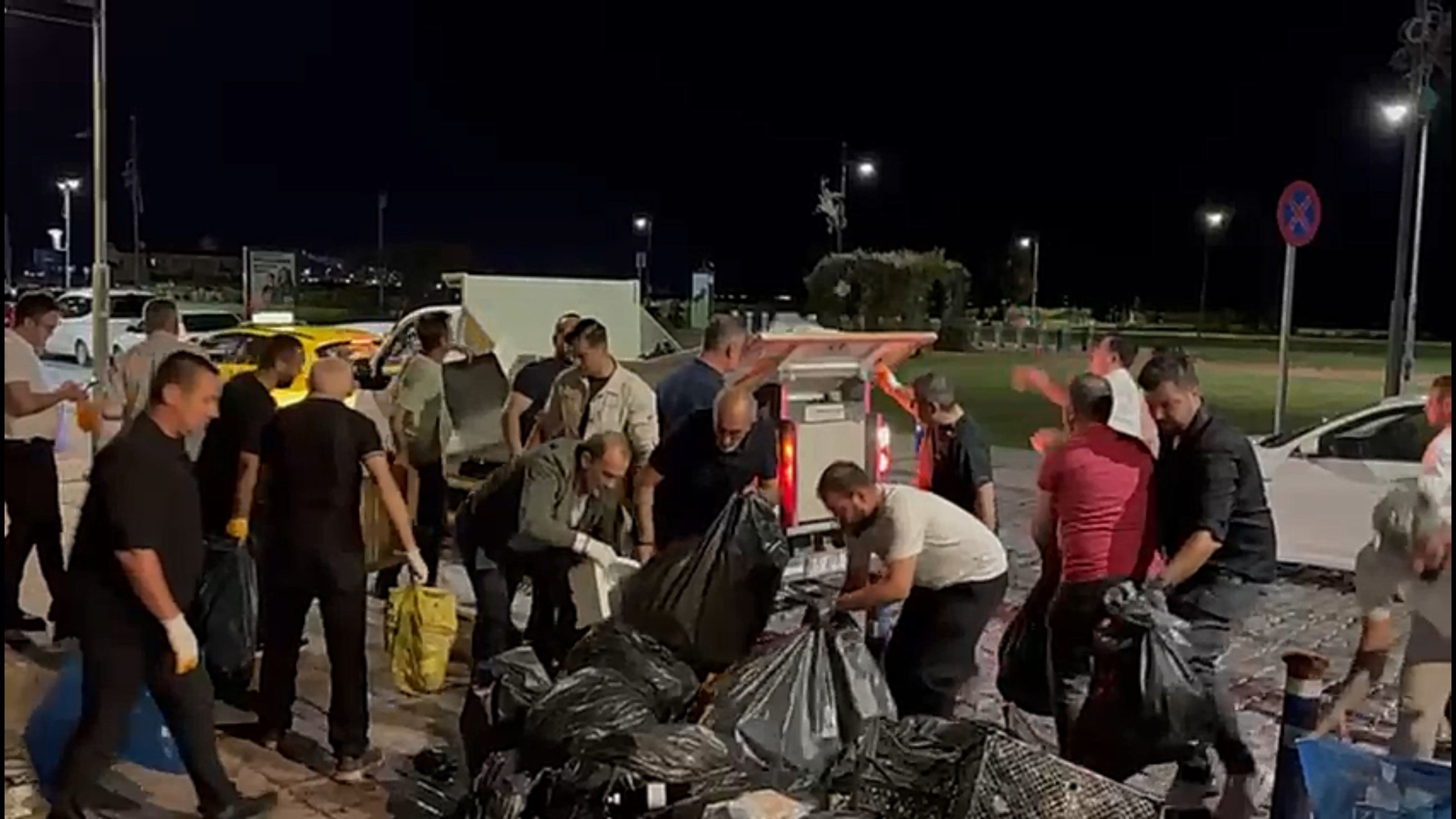 İzmir’de Çöpleri Belediye Başkanı Topladı (4)