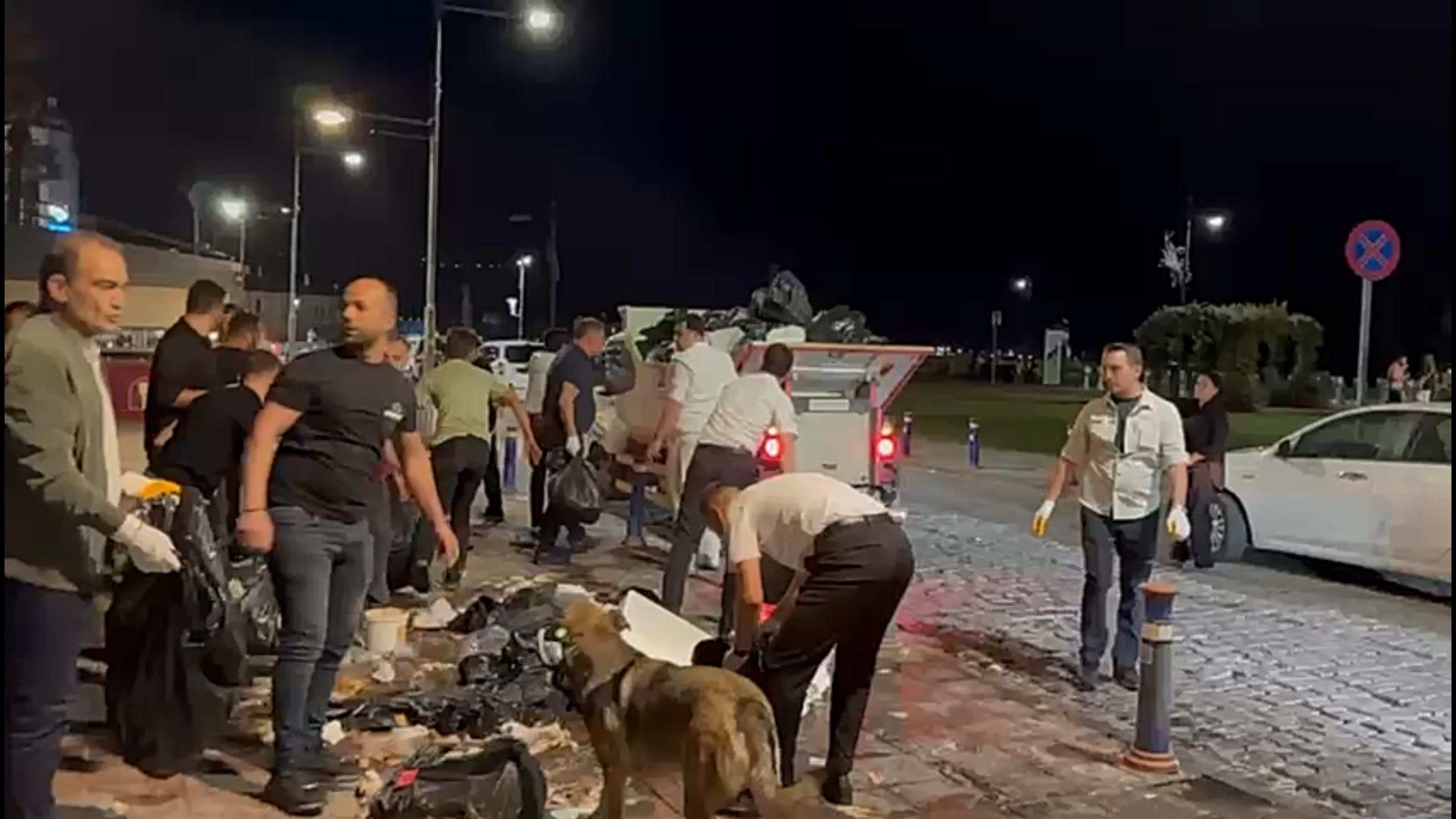 İzmir’de Çöpleri Belediye Başkanı Topladı (5)
