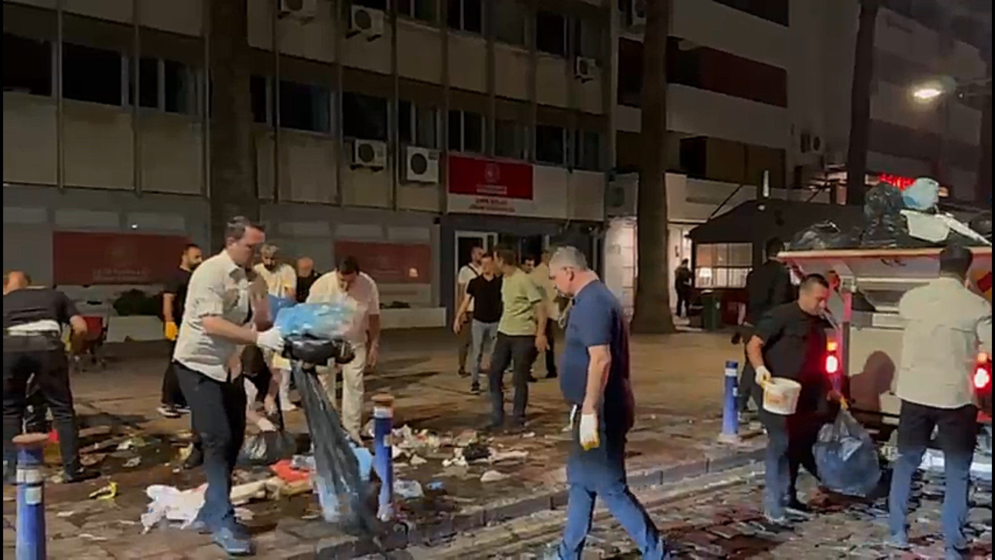 İzmir’de Çöpleri Belediye Başkanı Topladı