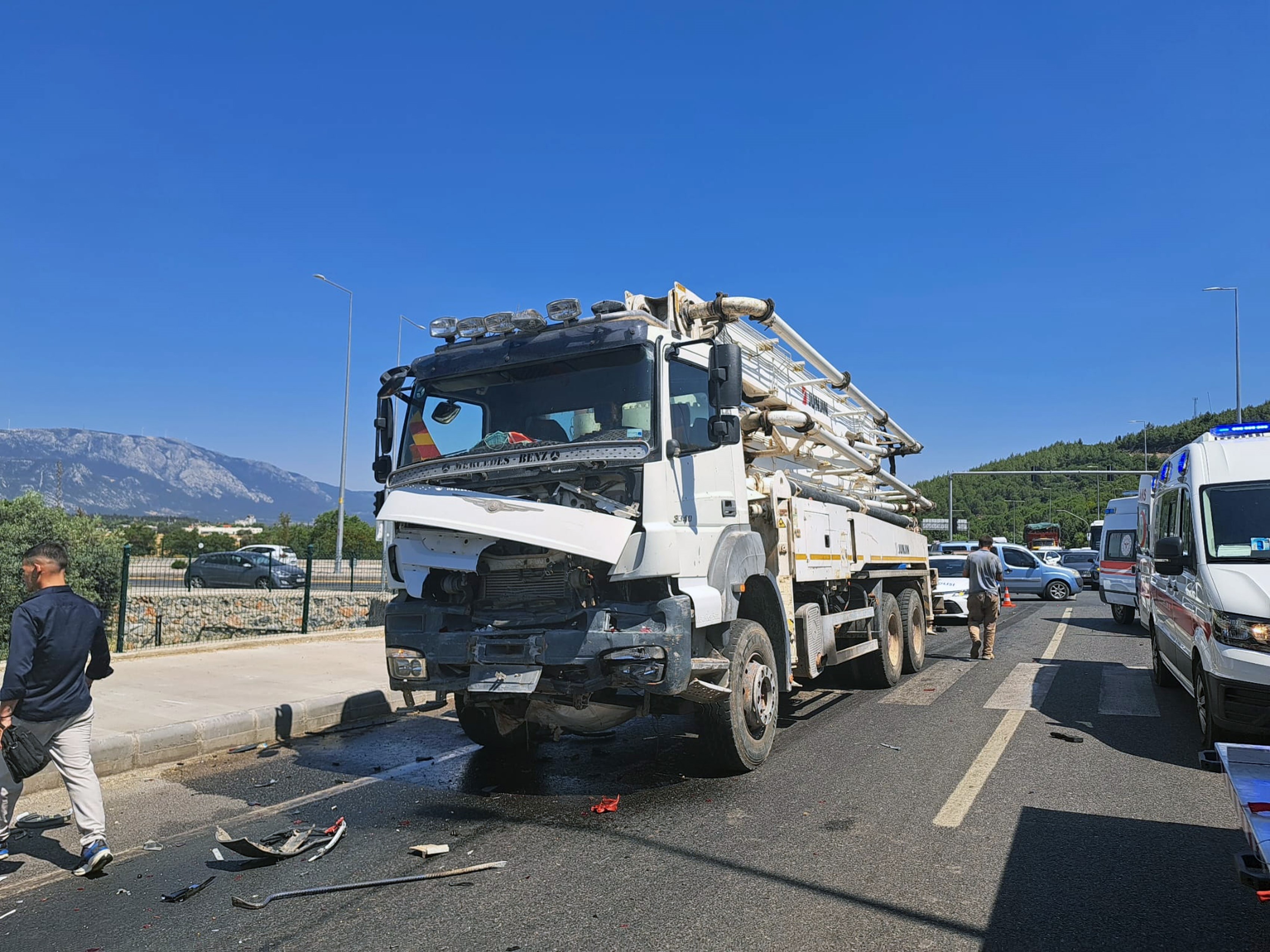 Kamyon Otomobili Biçti. (4)