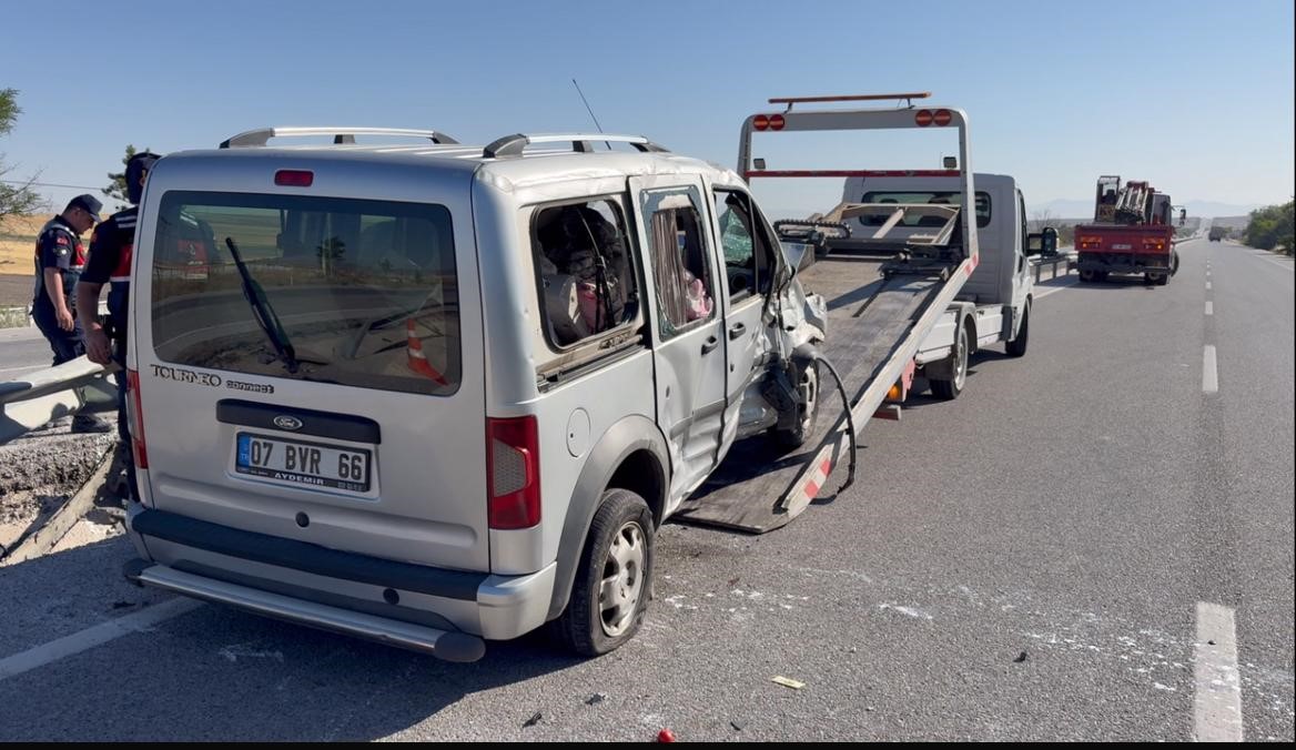 Kontrolden Çıkan Otomobil Orta Refüje Devrildi (2)