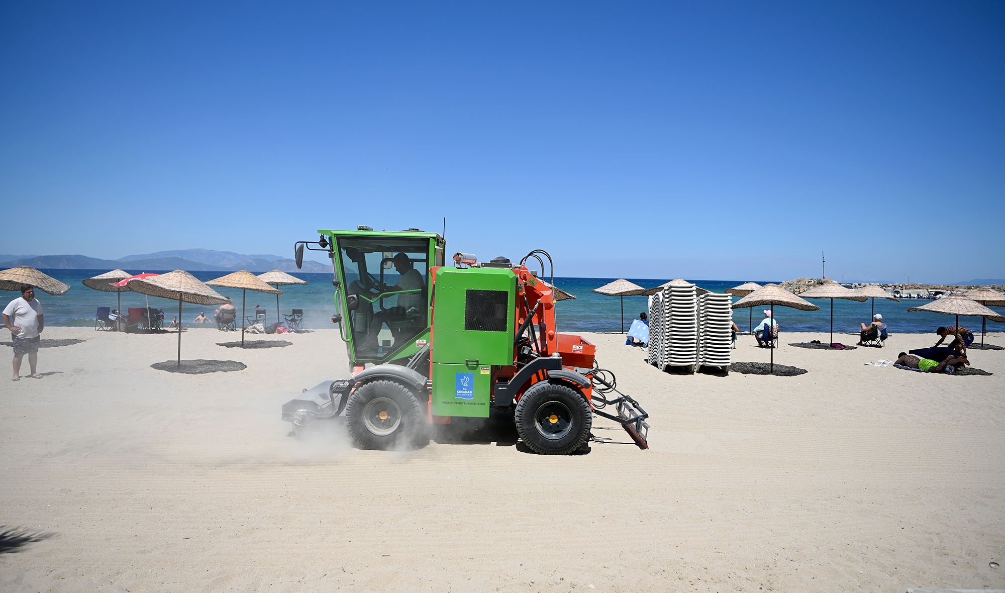 Kuşadası Plajlarına Son Model Kum Temizleme Aracı (2)