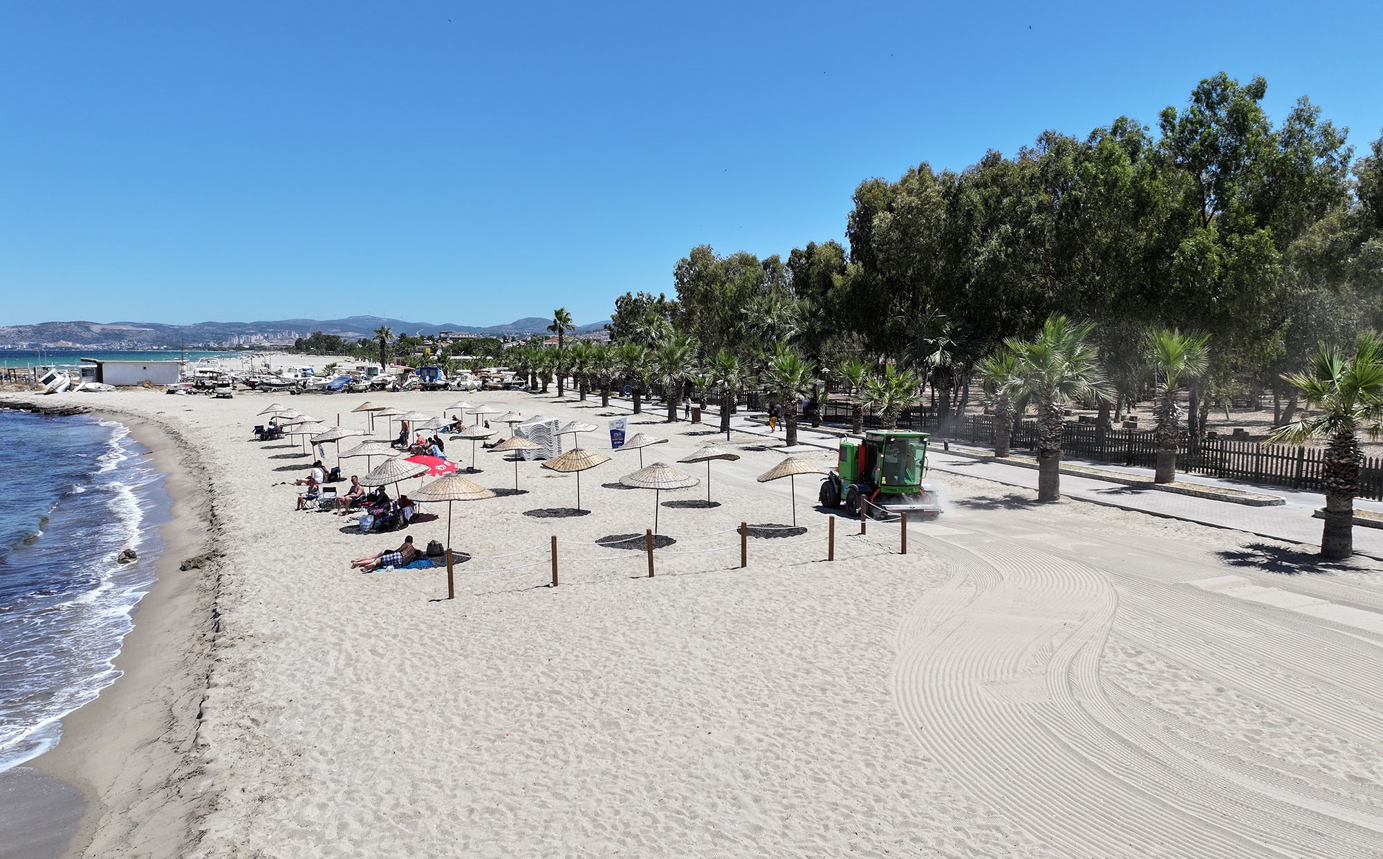 Kuşadası Plajlarına Son Model Kum Temizleme Aracı (4)