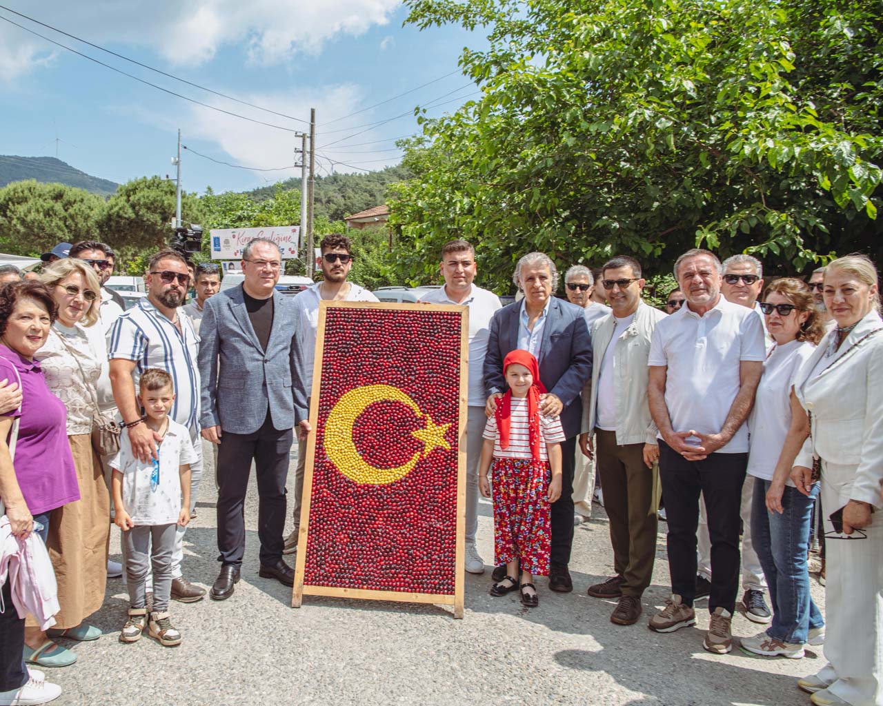 Kuşadası'nda Kiraz Şenliği Coşkusu