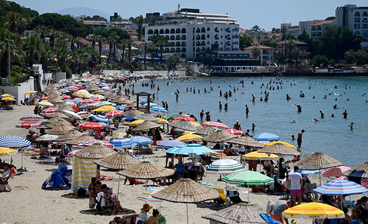 Kuşadası’nda Plajlar Doldu Taştı (2)