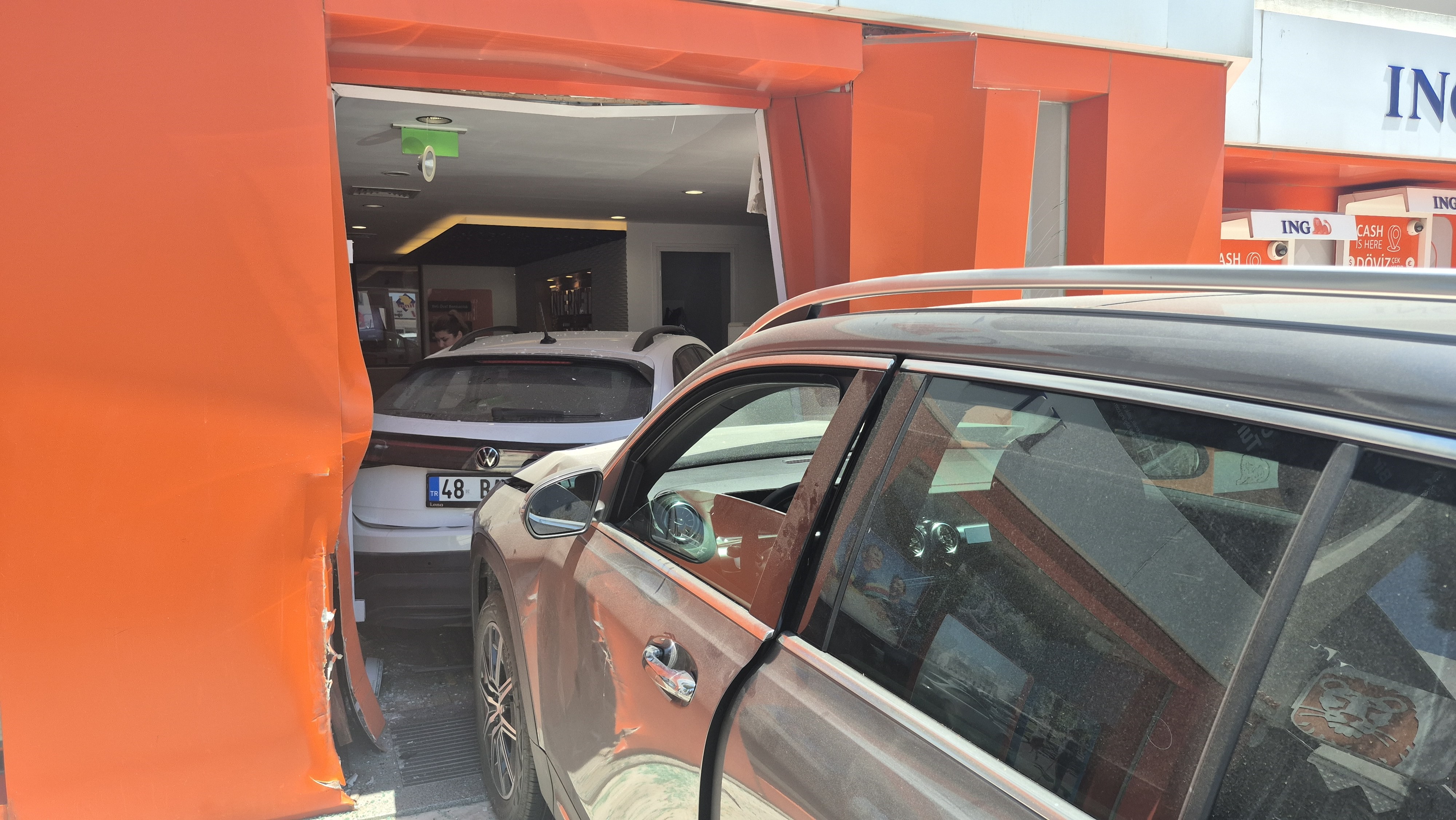 Otomobil Bankaya Girdi (2)