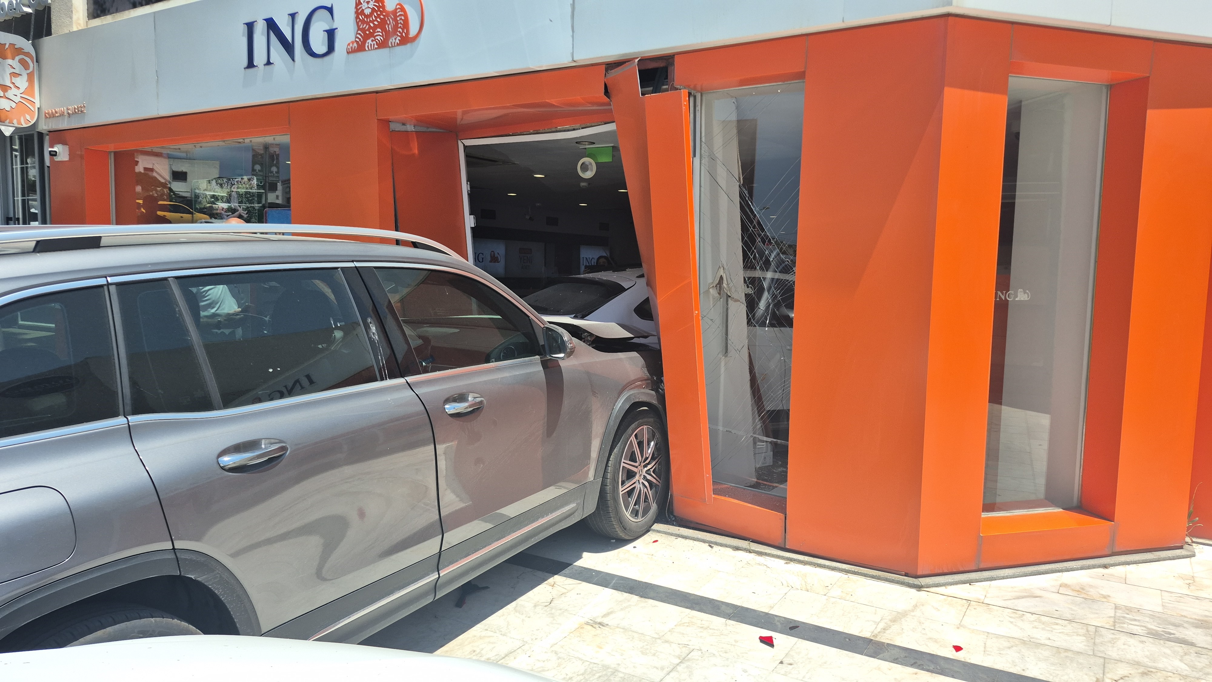 Otomobil Bankaya Girdi (3)