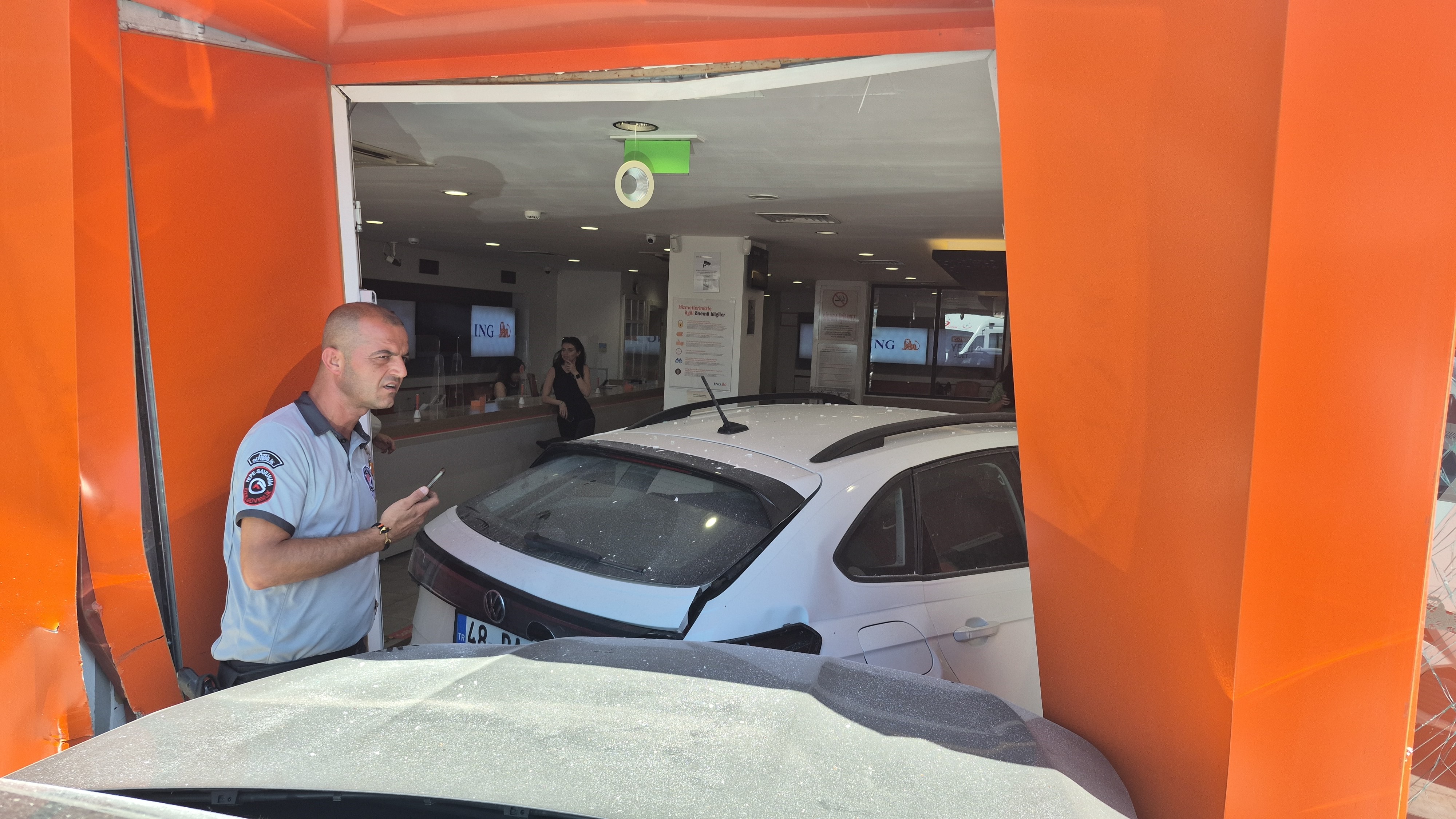 Otomobil Bankaya Girdi (4)