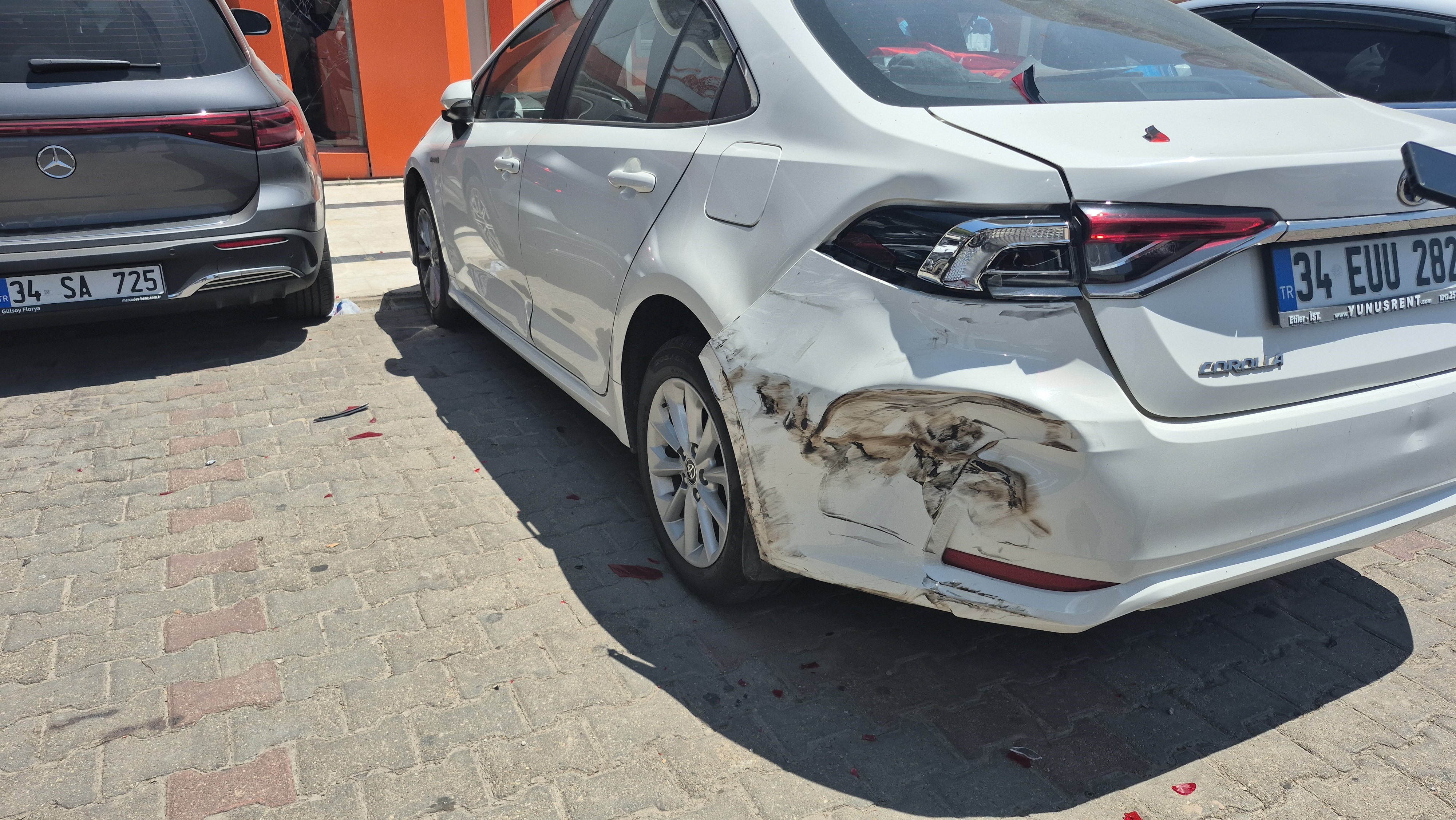 Otomobil Bankaya Girdi (6)