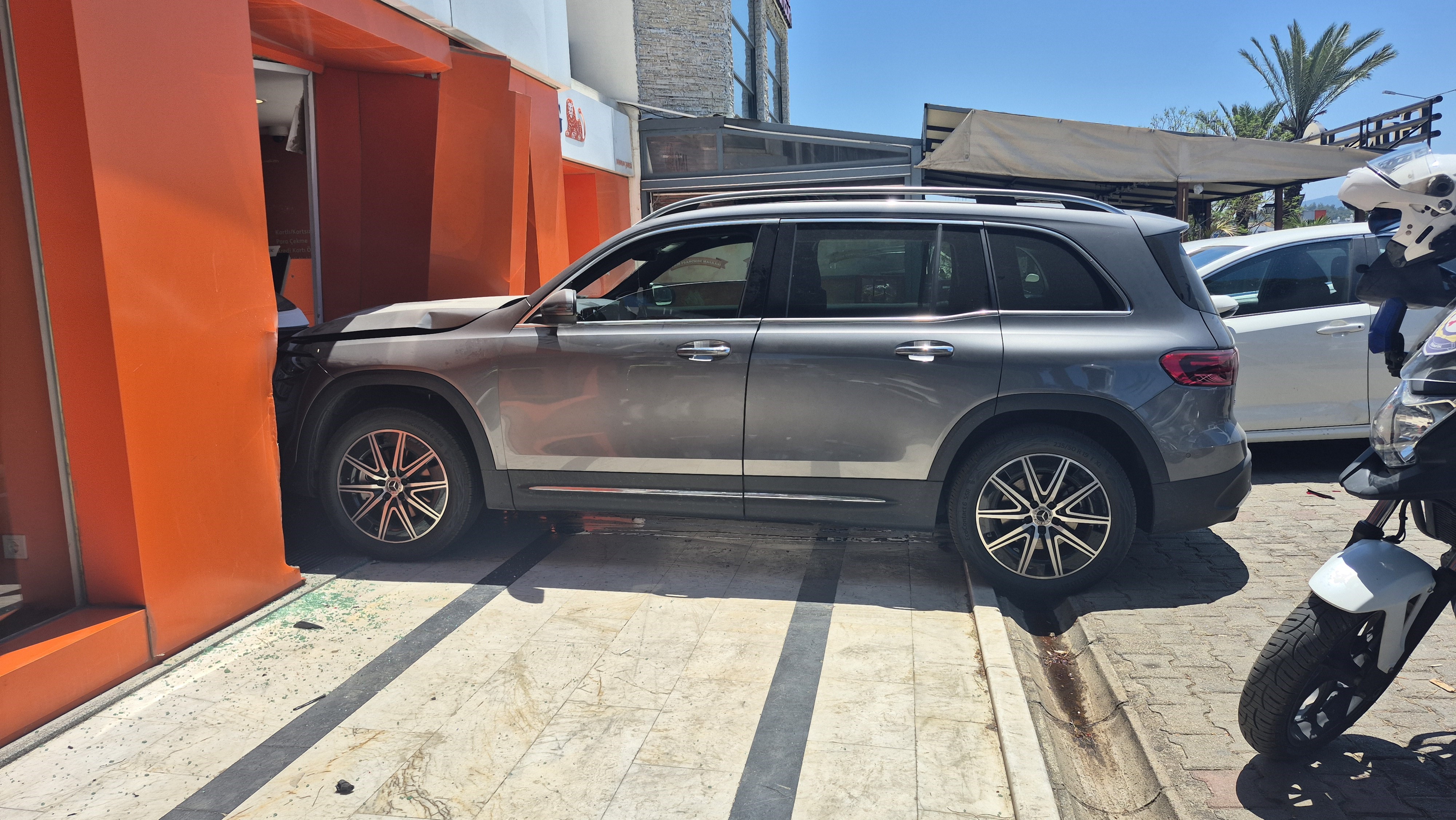 Otomobil Bankaya Girdi (7)