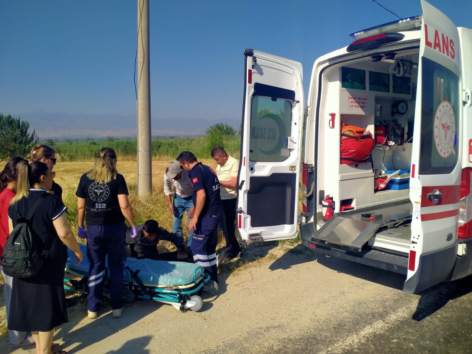Otomobil Ile Çarpışan Motosiklet Sürücüsü Tarlaya Uçtu (2)