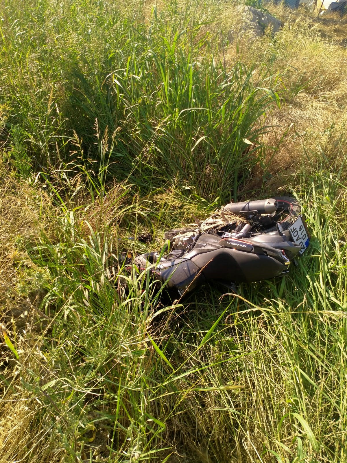 Otomobil Ile Çarpışan Motosiklet Sürücüsü Tarlaya Uçtu (3)