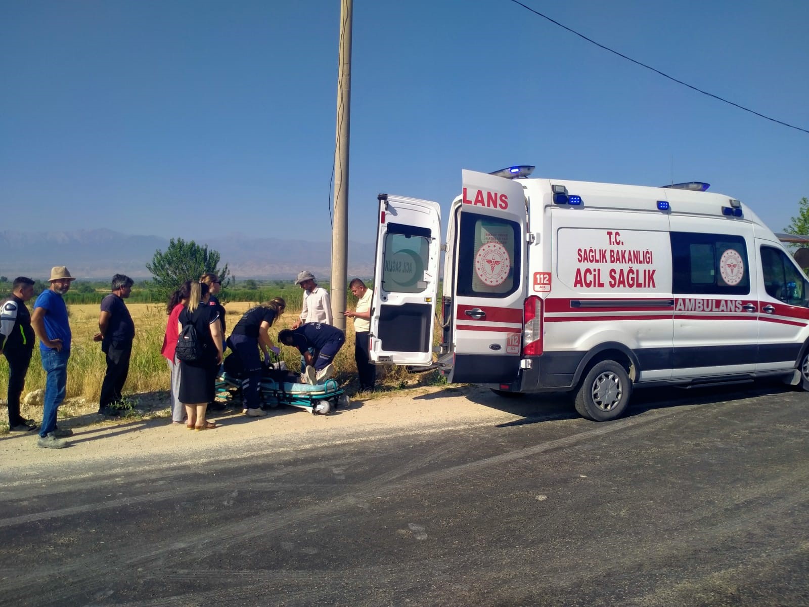 Otomobil Ile Çarpışan Motosiklet Sürücüsü Tarlaya Uçtu (4)