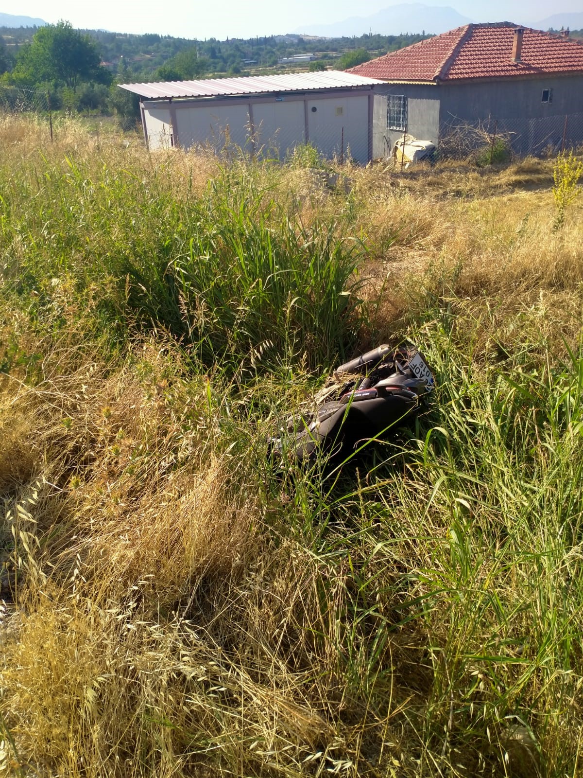 Otomobil Ile Çarpışan Motosiklet Sürücüsü Tarlaya Uçtu (6)