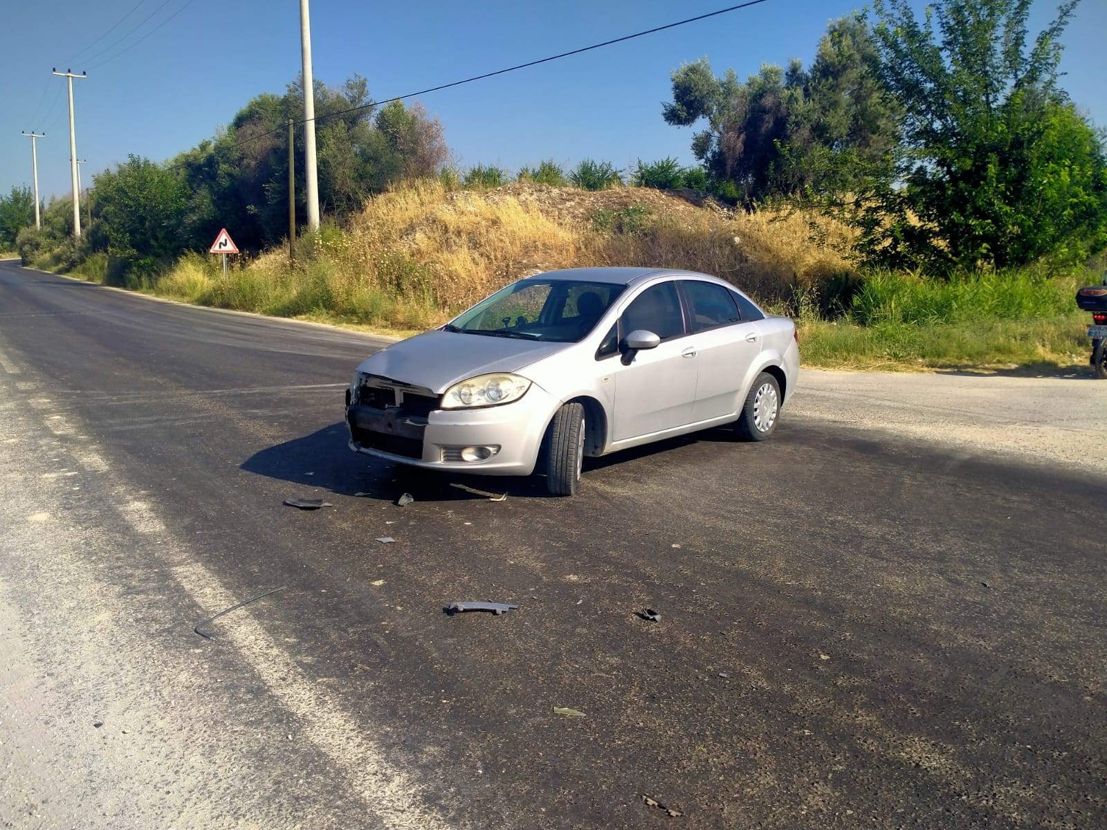 Otomobil Ile Çarpışan Motosiklet Sürücüsü Tarlaya Uçtu (7)