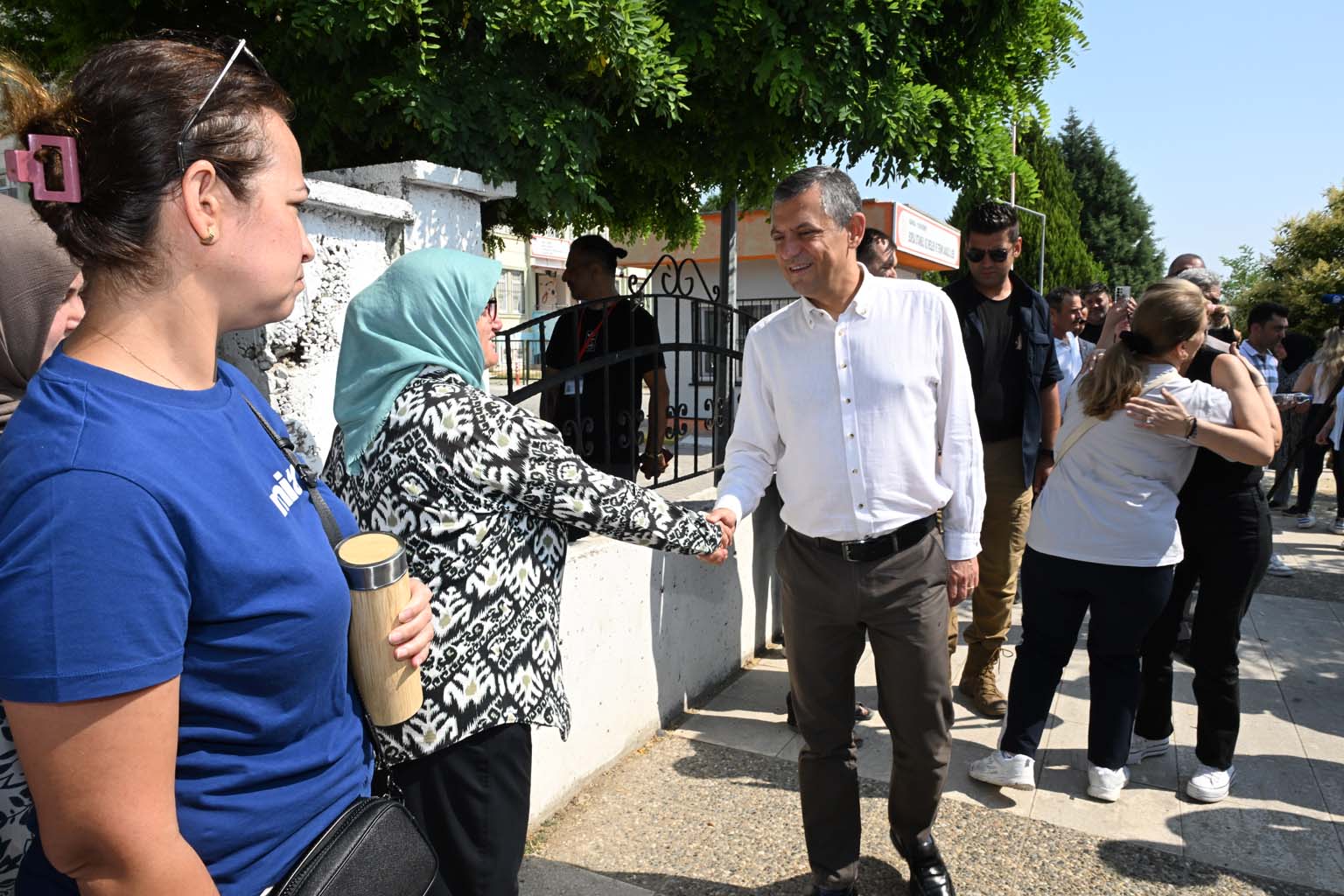 Özgür Özel, Ferdi Zeyrek’in Kızını Üniversite Sınavında Yalnız Bırakmadı (2)