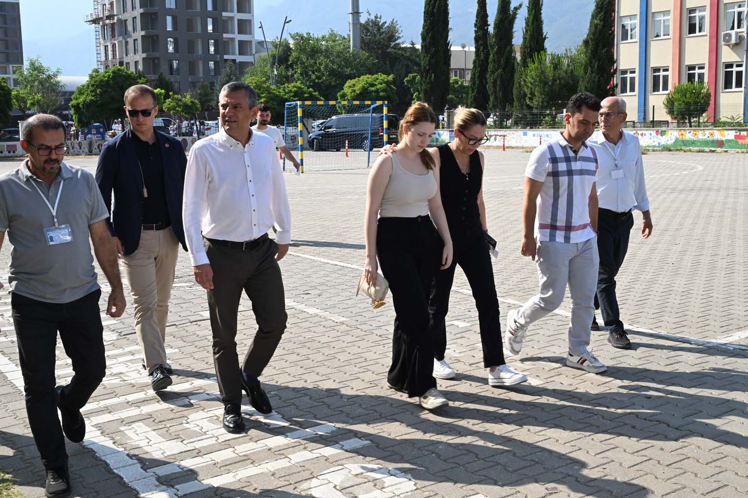 Özgür Özel, Ferdi Zeyrek’in Kızını Üniversite Sınavında Yalnız Bırakmadı (3)