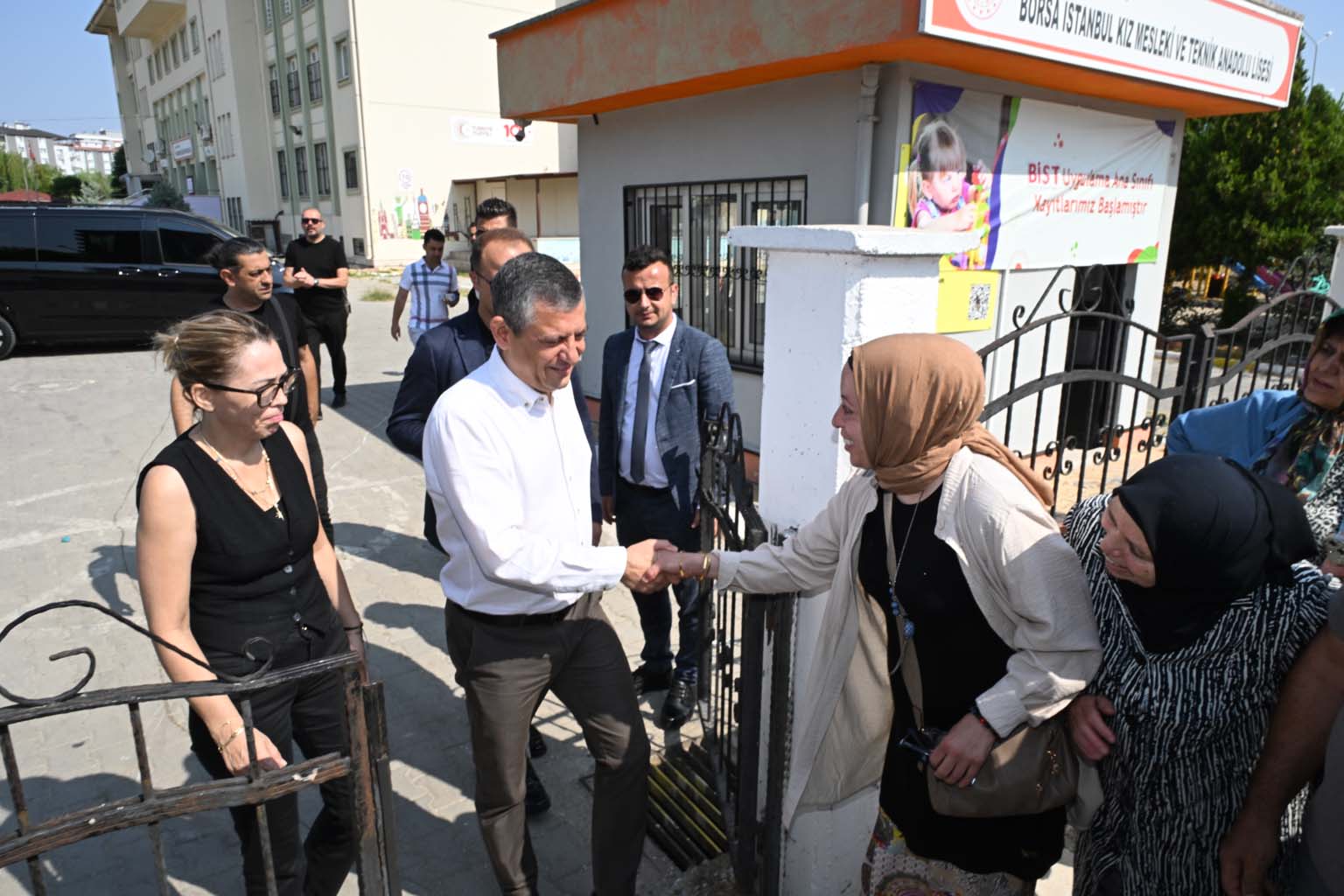 Özgür Özel, Ferdi Zeyrek’in Kızını Üniversite Sınavında Yalnız Bırakmadı (5)