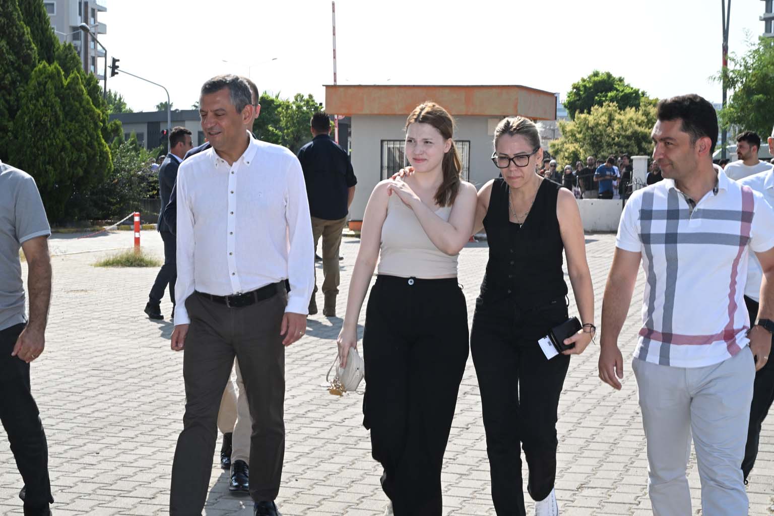Özgür Özel, Ferdi Zeyrek’in Kızını Üniversite Sınavında Yalnız Bırakmadı (6)