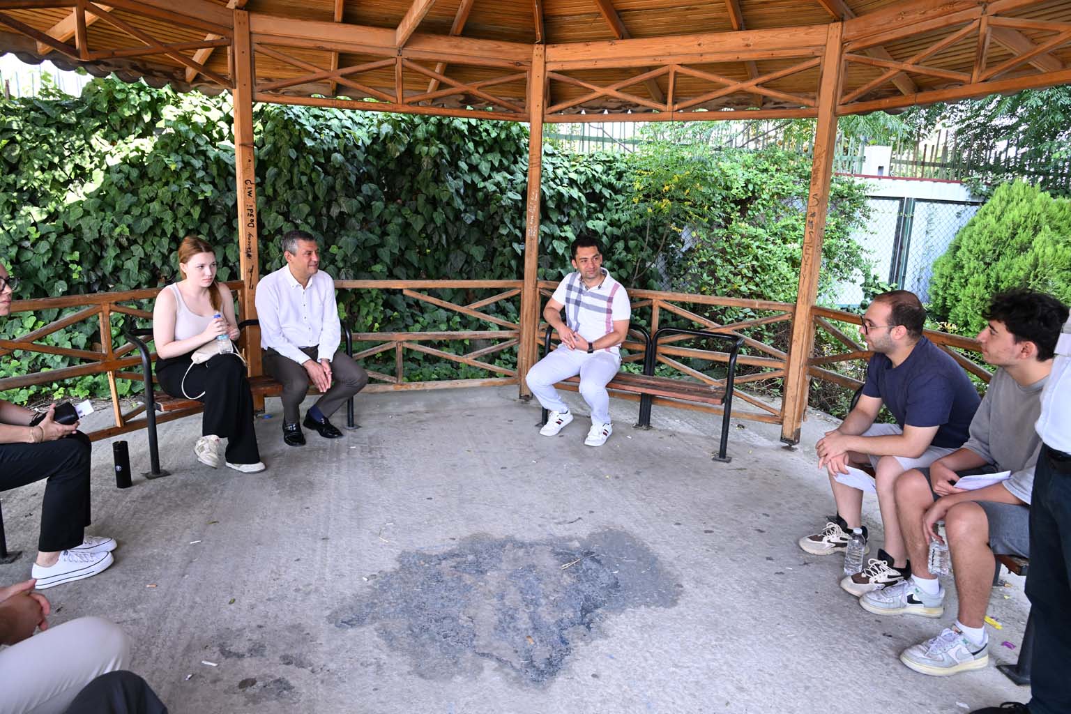 Özgür Özel, Ferdi Zeyrek’in Kızını Üniversite Sınavında Yalnız Bırakmadı (7)