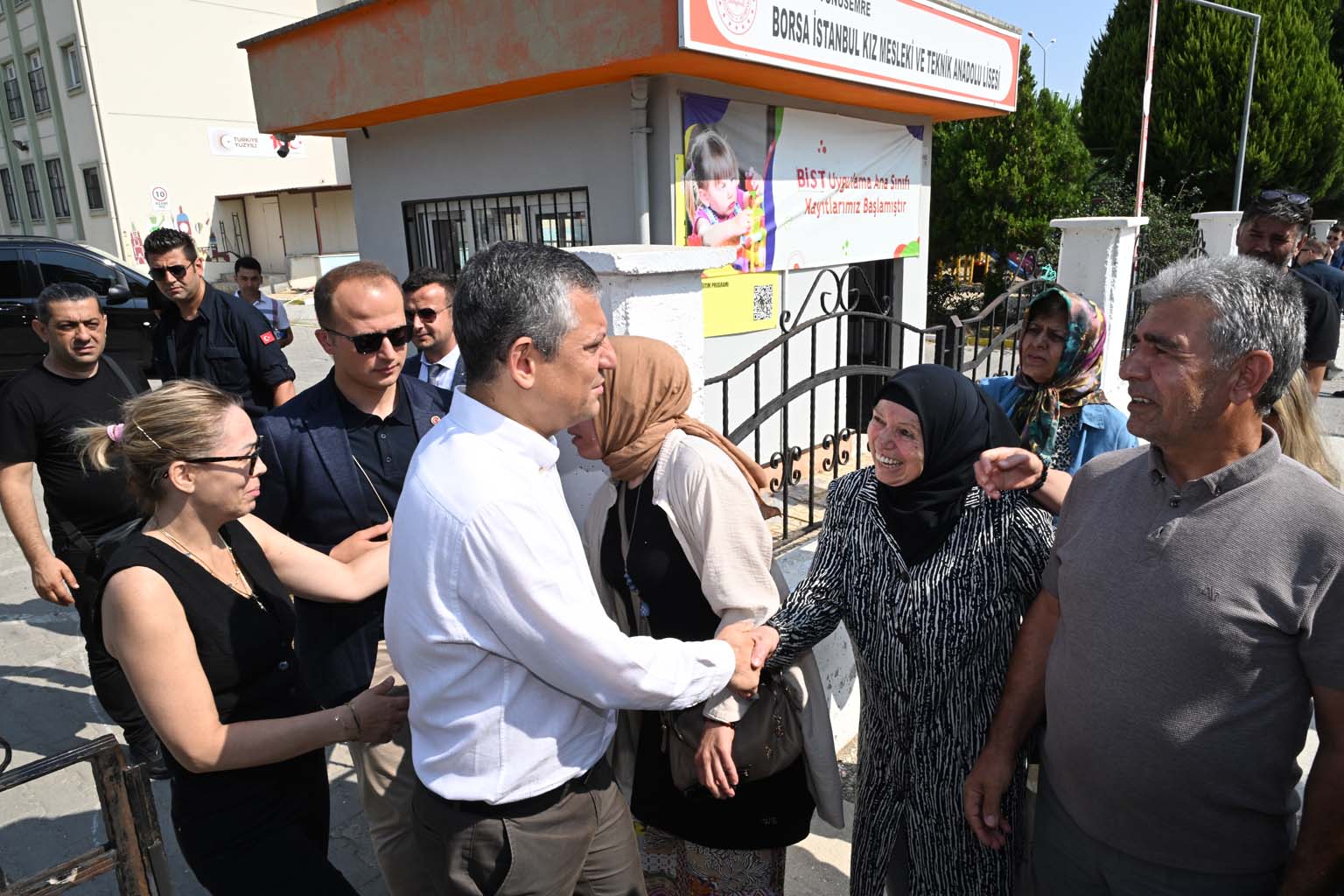 Özgür Özel, Ferdi Zeyrek’in Kızını Üniversite Sınavında Yalnız Bırakmadı (8)